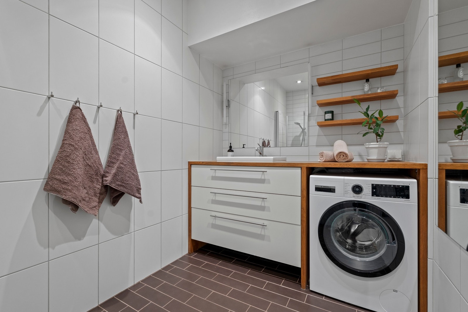 Leiligheten har et pent og moderne bad oppusset i 2009. Badet er innredet med mørke gulvfliser med varmekabler og hvite fliser på vegger. Himlingen har downlights. Galleribilde