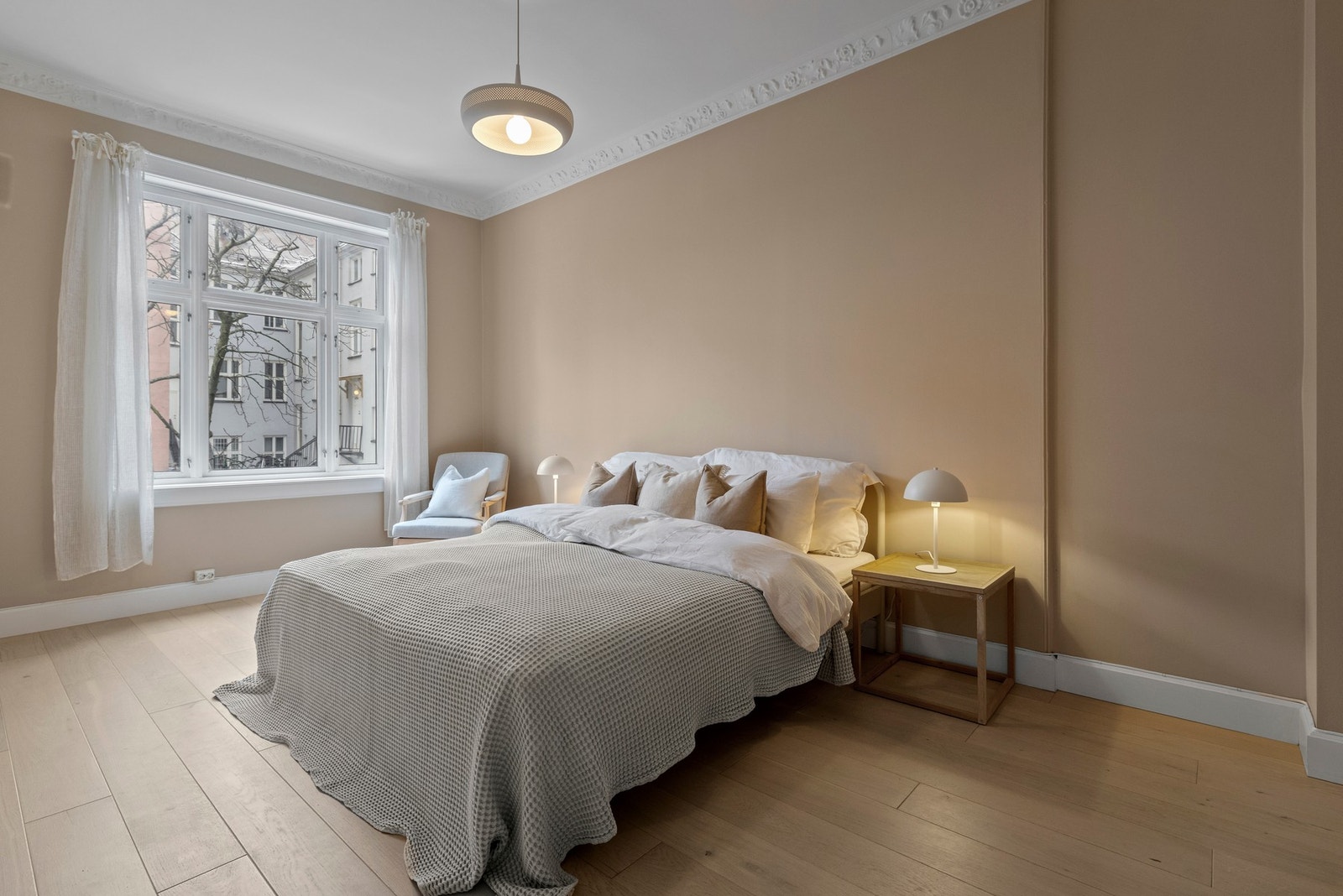 Leiligheten inneholder to gode soverom, herunder et romslig og innbydende hovedsoverom. Begge rommene har moderne og smakfulle fargevalg samt enstavs parkettgulv. Galleribilde