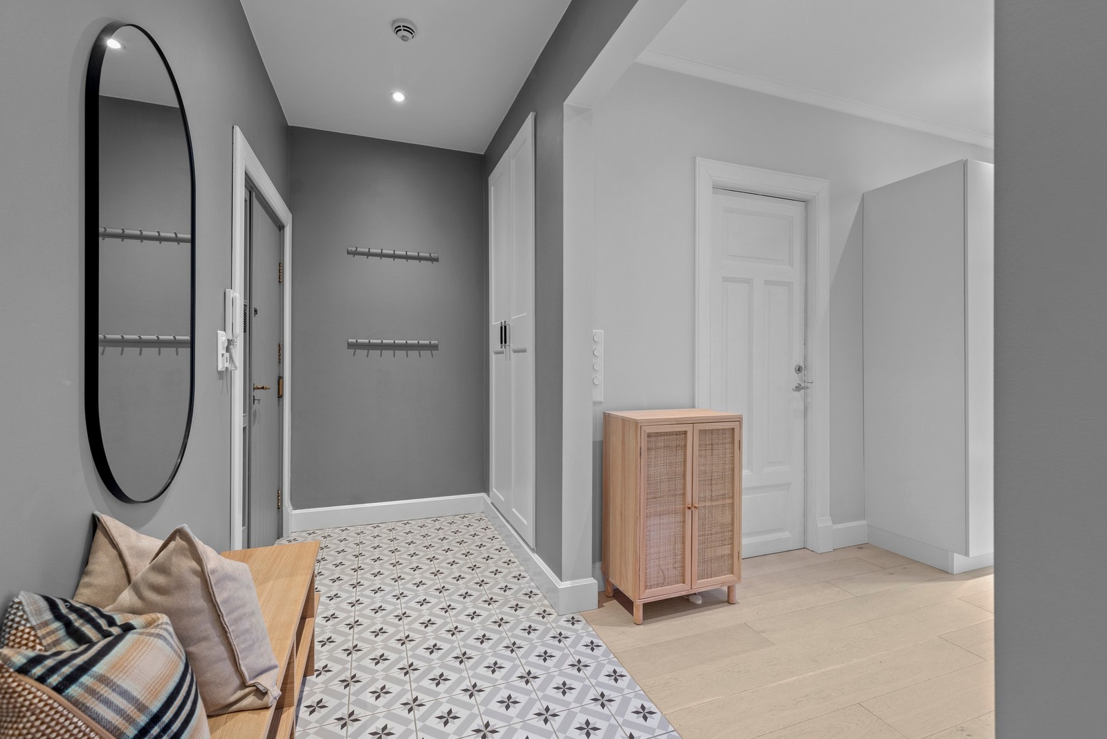 Leiligheten ligger i byggets tredje etasje og har adkomst via en romslig og innbydende entré som gir et svært godt førsteinntrykk. Entréen er utstyrt med nyere varmefolie, og integrert garderobeløsning. Galleribilde