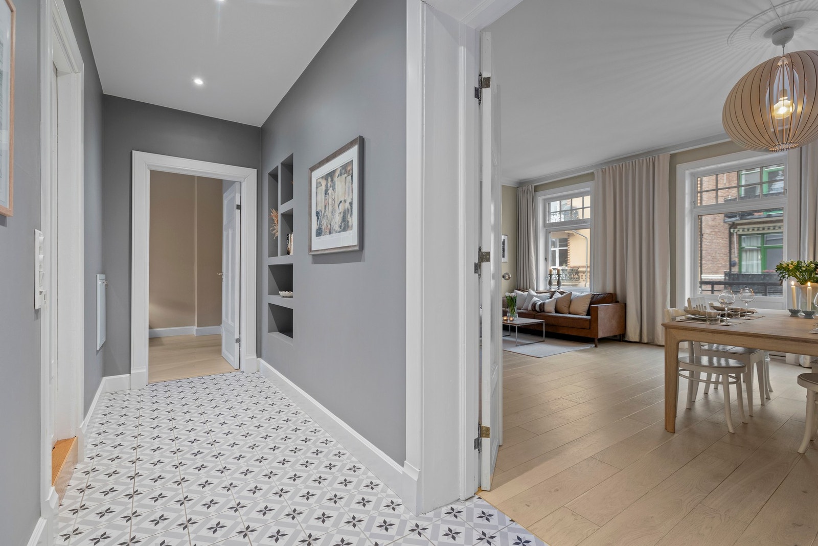 Varmekabler i gangen. Stor og romslig gang. Galleribilde