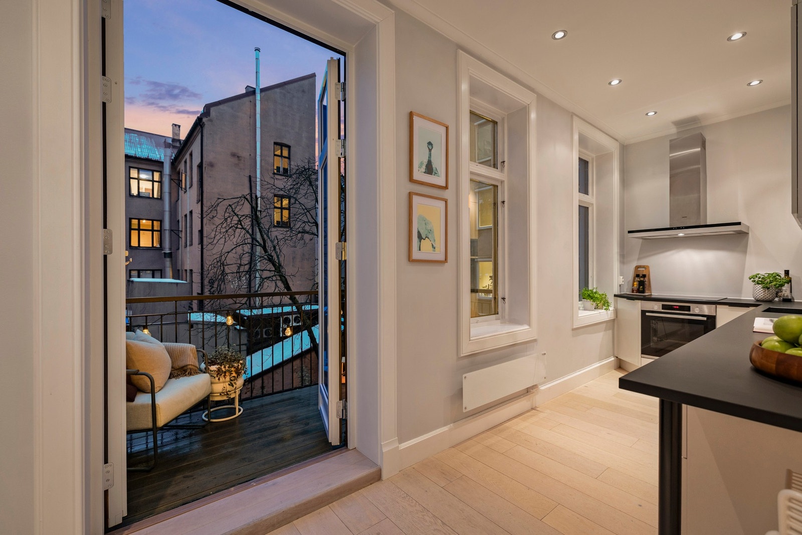 Overflater består av enstavs parkettgulv og lyse fargetoner. Galleribilde