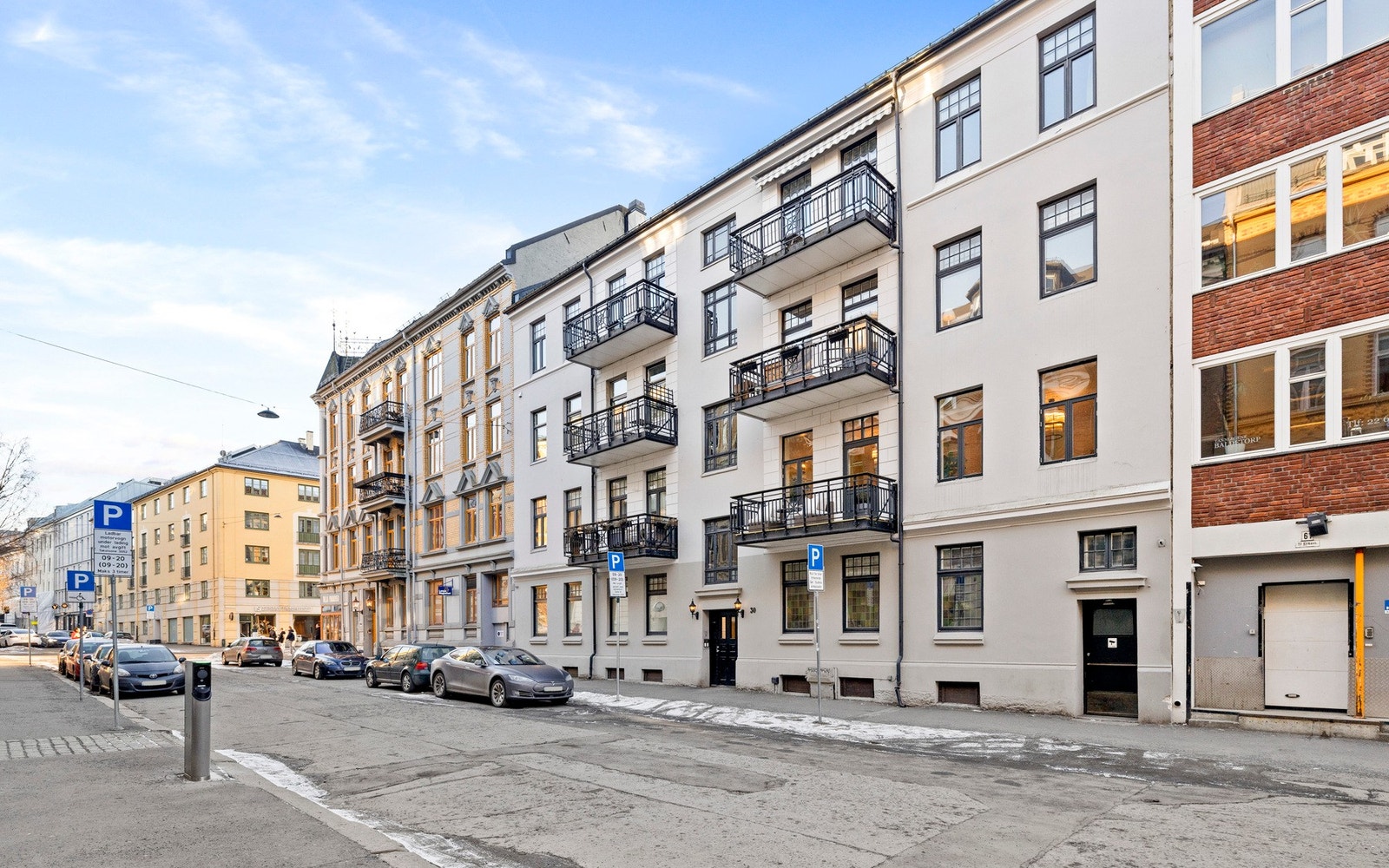 Ole Vigs gate 30 ligger sentralt til på Majorstuen, i et urbant nabolag kjent for sitt brede tilbud av kultur, handel og rekreasjon. Her bor du i en rolig gate, men har alt du trenger rett utenfor døren fra populære kafeer til spesialbutikker, grønne park Galleribilde