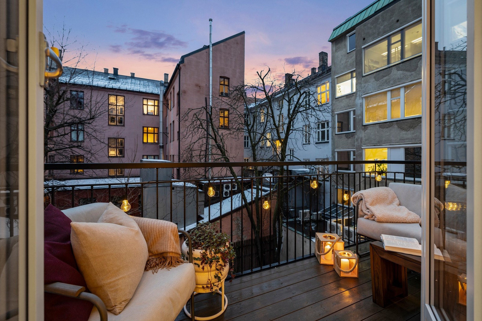 Fra kjøkkenet er det utgang til en sør-vestvendt balkong. Den har dag og kveldssol. Fra ca 11 til 19. På sommeren er det grønt og frodig med flotte trær i bakgård. Galleribilde