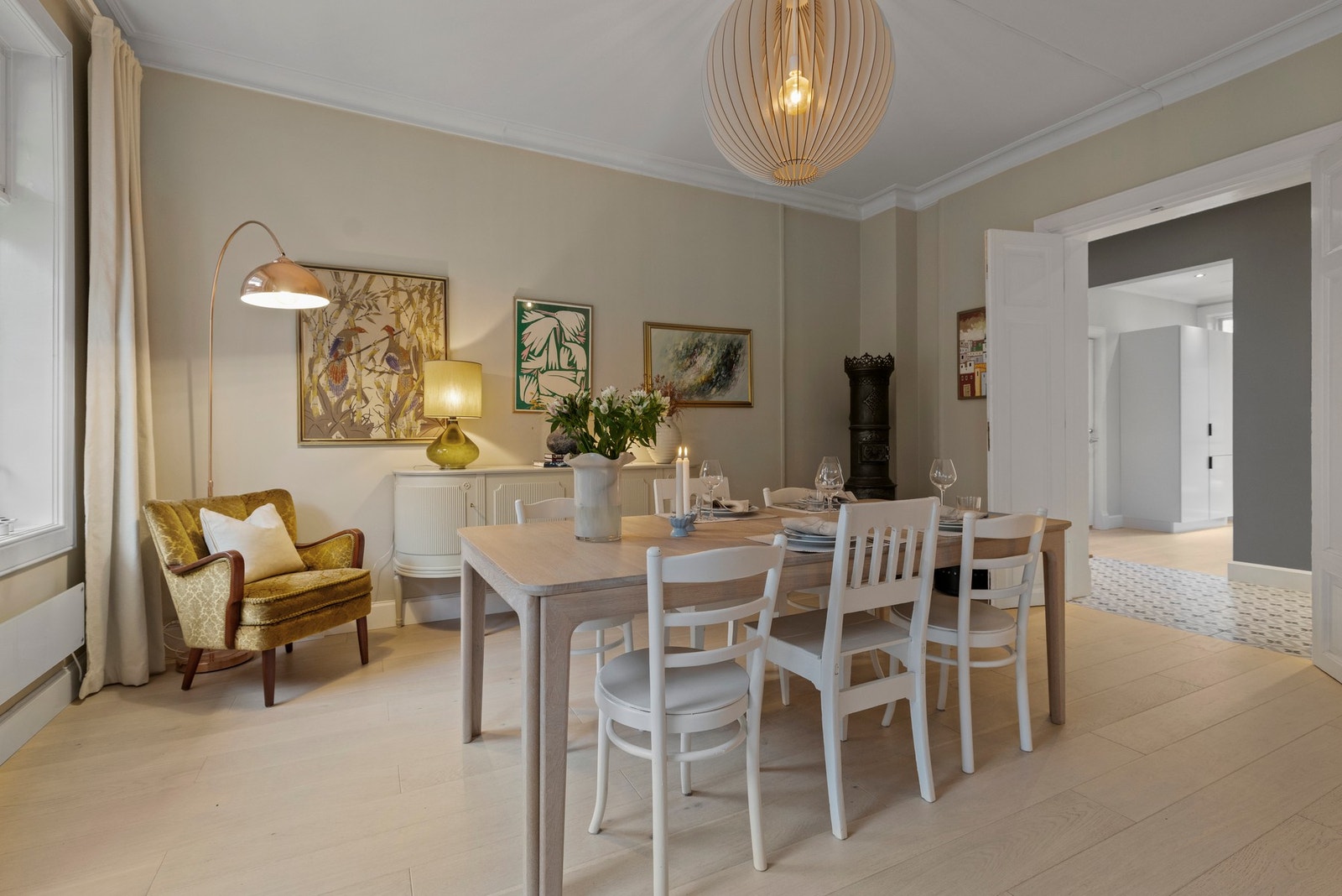 Rommet har adkomst via tofløyet dør fra entréen og preges av et tidsriktig og harmonisk fargevalg. Galleribilde