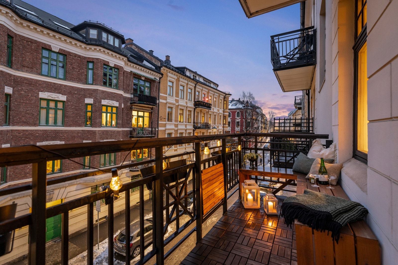 En lekker 3 roms leilighet med gjennomgående god standard, klassiske detaljer og to balkonger. Balkongen ved stuen er østvendt, med morgensol fra helt tidlig morgen til 12. Det er sol hele dagen med to balkonger. Galleribilde