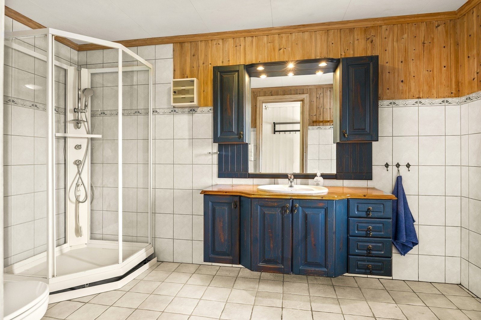 Helfliset baderom med underliggende varmekabler og opplegg til vaskemaskin Galleribilde