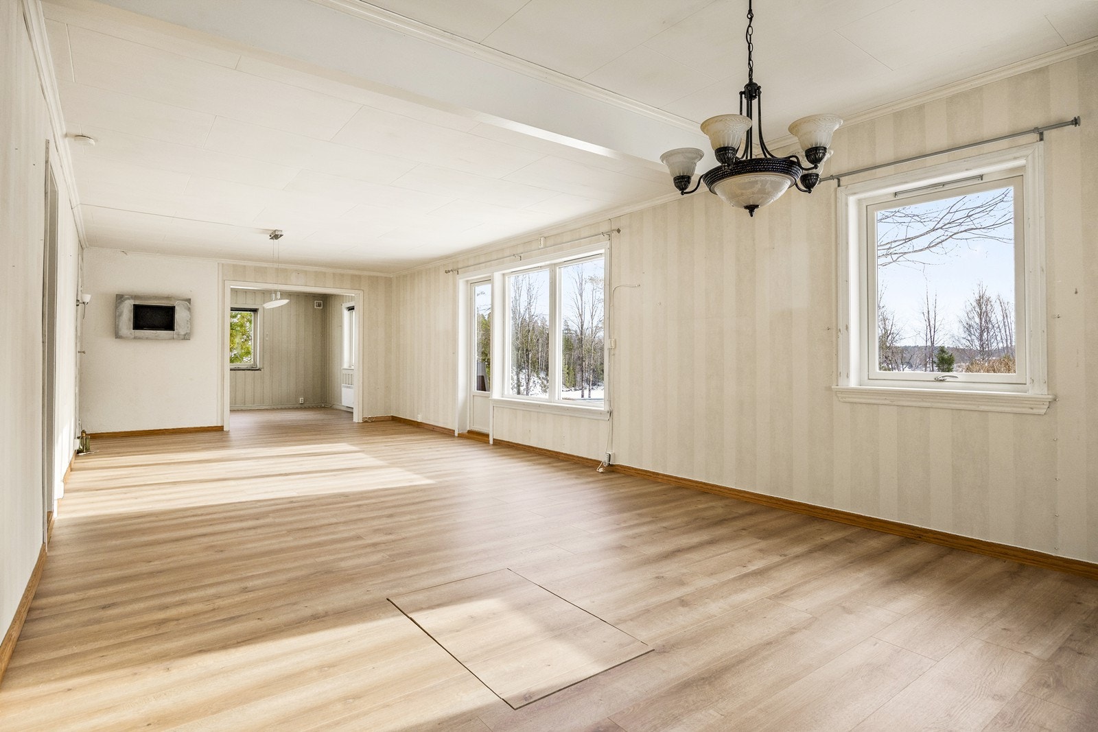 Lys og romslig stue/spisestue med direkte utgang til en solrik markterrasse Galleribilde