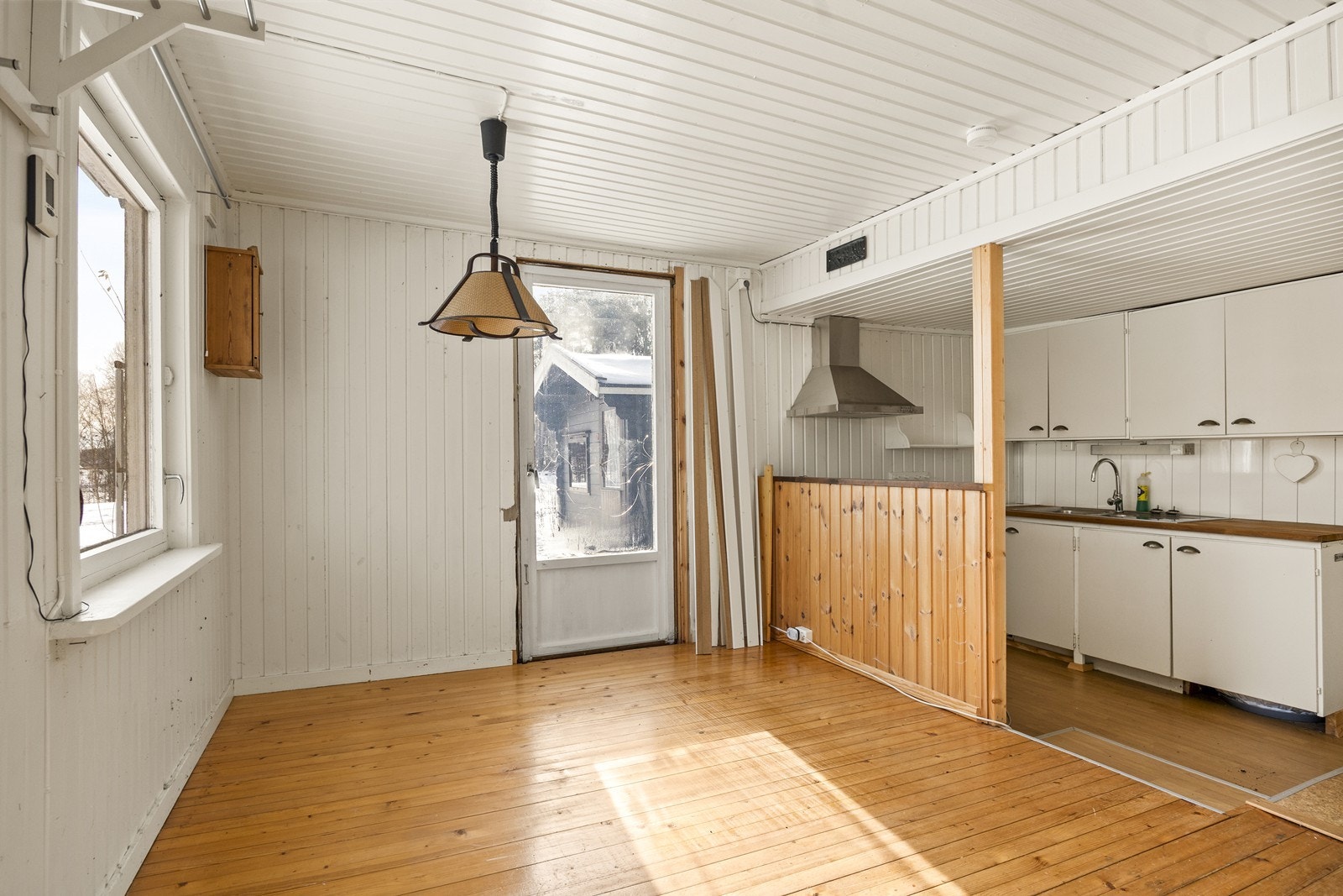 Fritidsboligen har en gjennomgående enkel standard og det må her påregnes påkostninger for å tilfredsstille dagens krav om standard og comfort Galleribilde