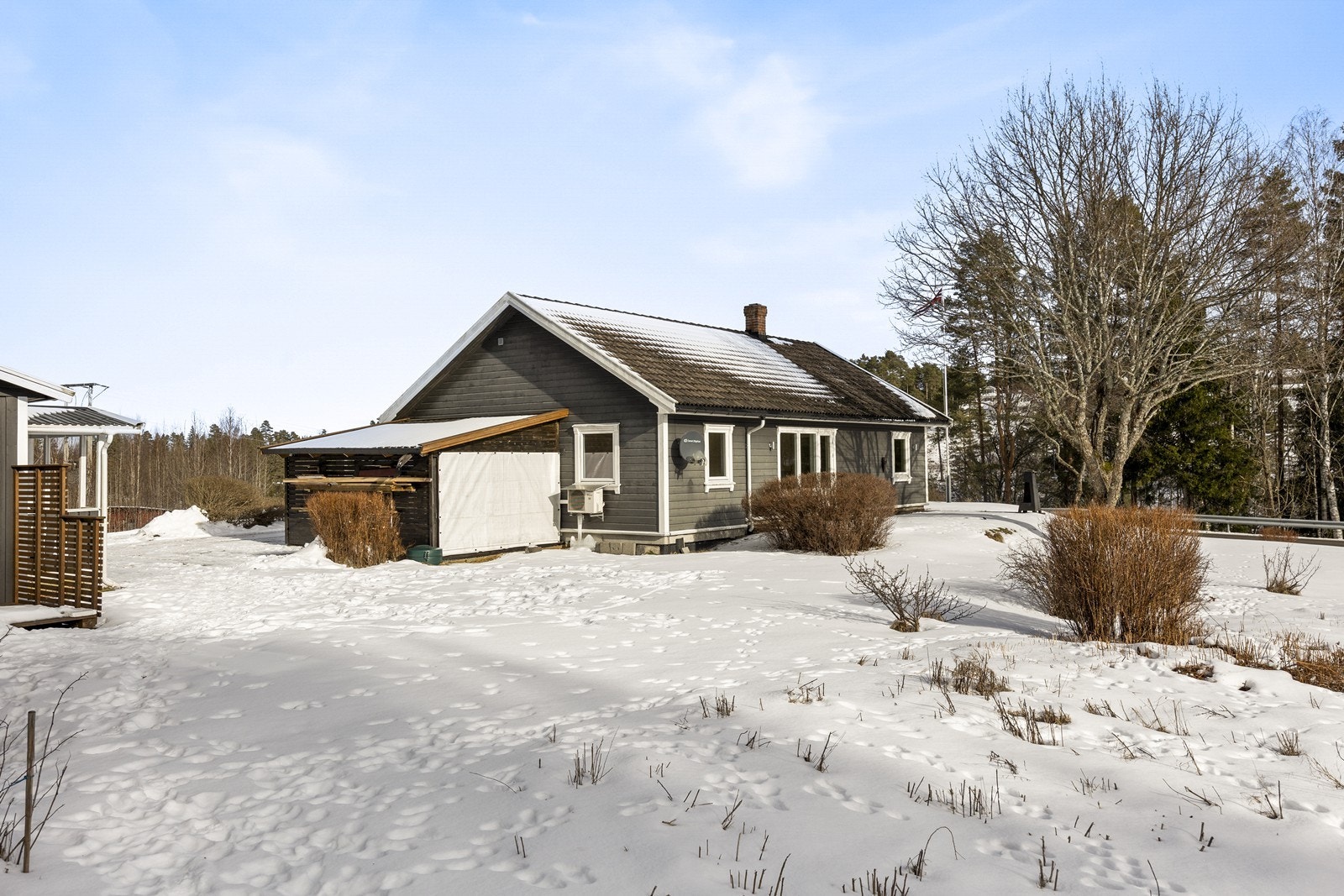 Solrik tomt som er opparbeidet med asfaltert innkjørsel og gårdsplass Galleribilde