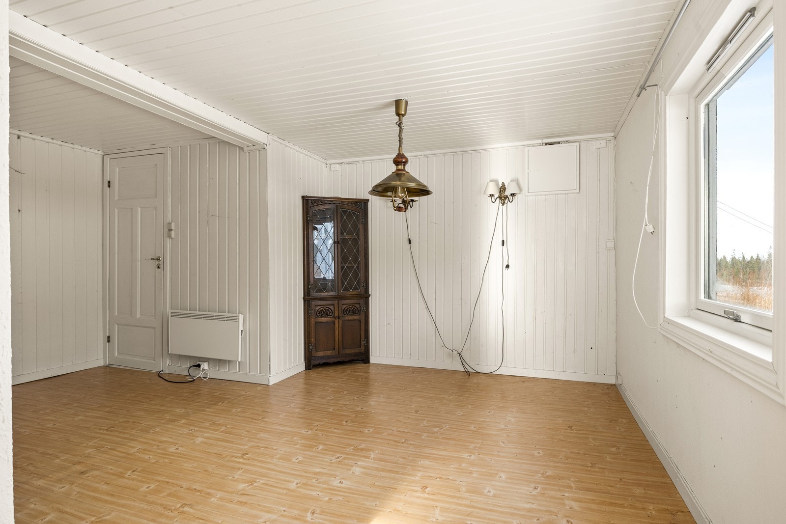 Lys stueavdeling i fritidsboligen med behov for litt overflateoppussing Galleribilde