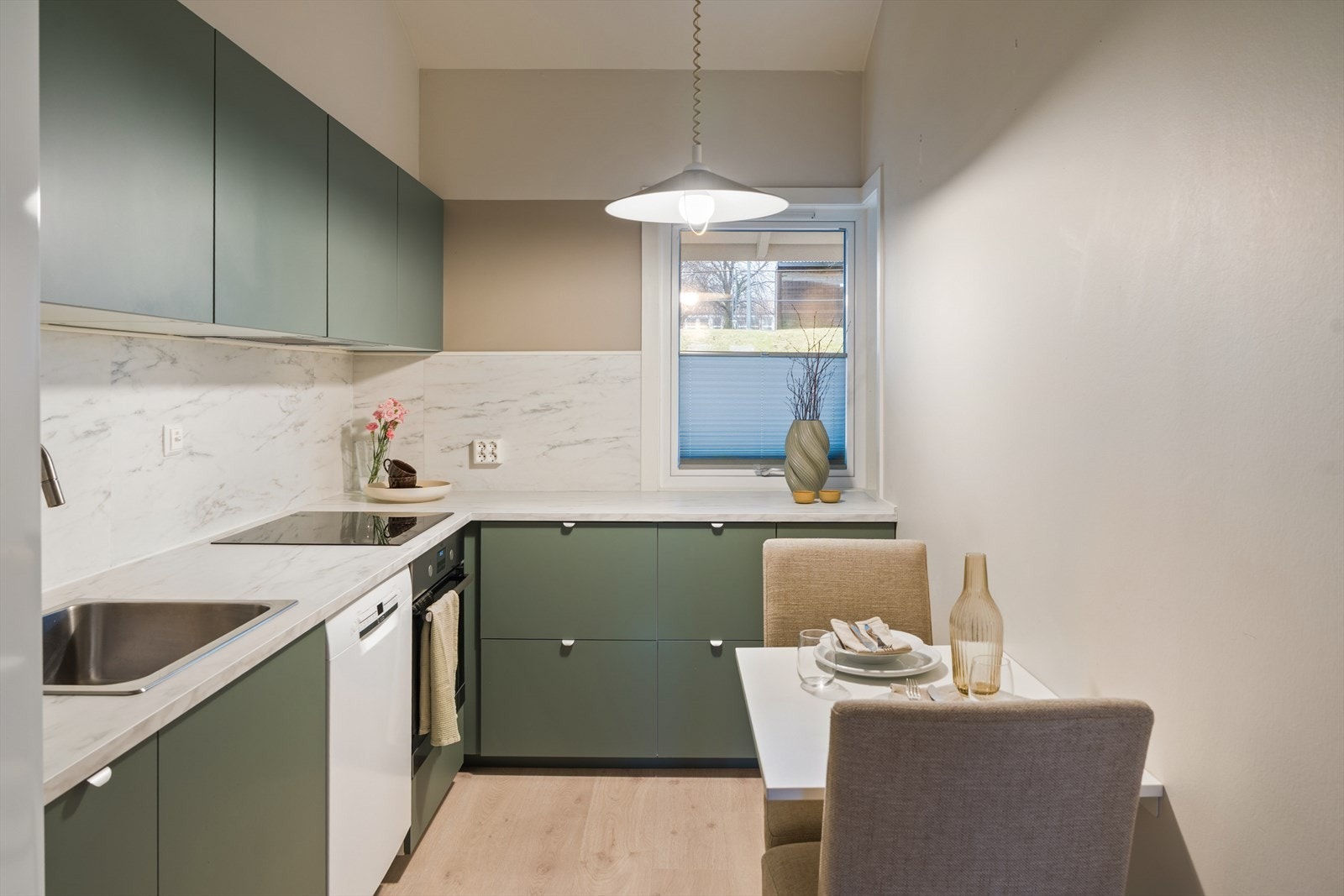 Her har du god plass til matlaging og oppbevaring Galleribilde