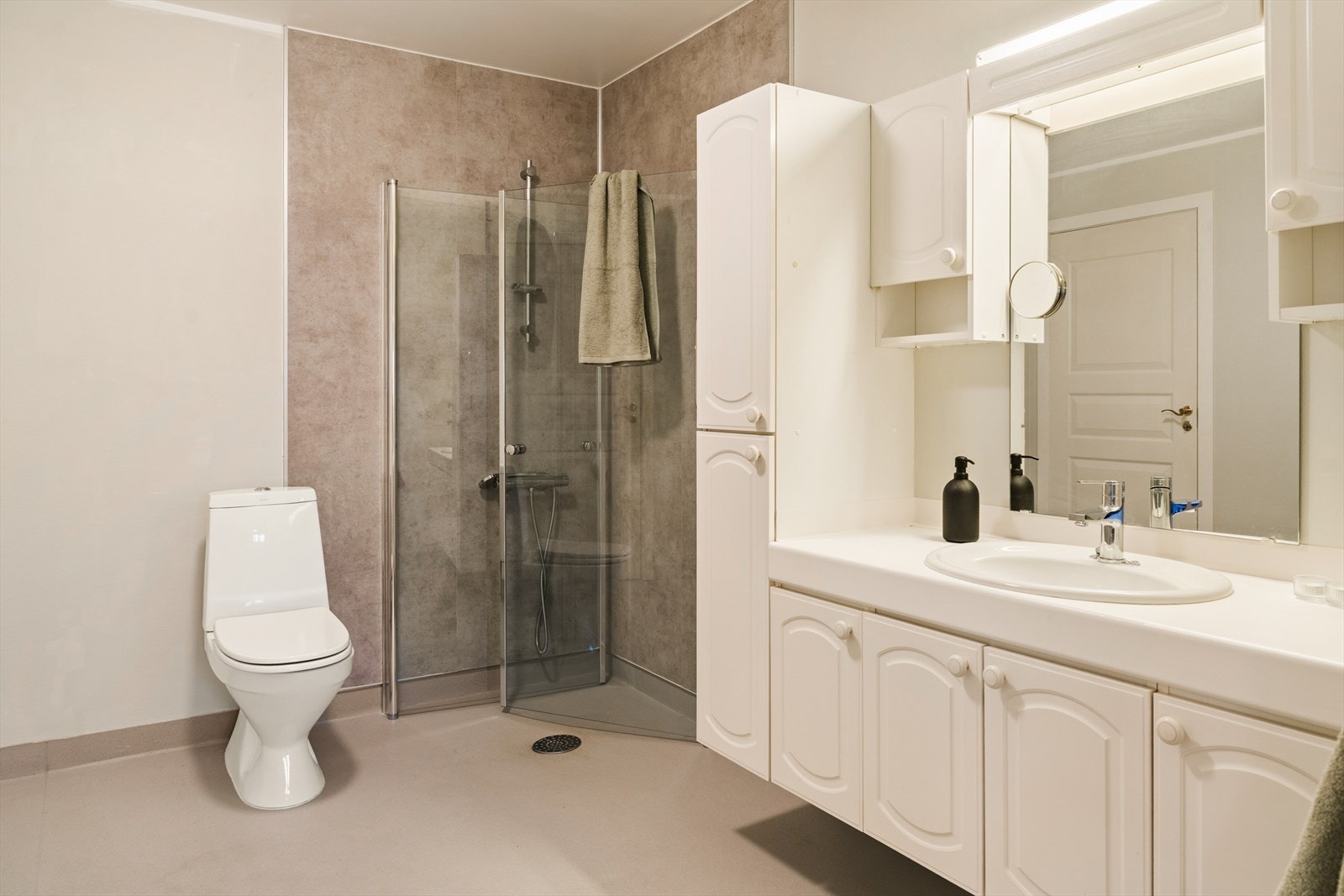 Badet nås enkelt fra både soverom og gang Galleribilde