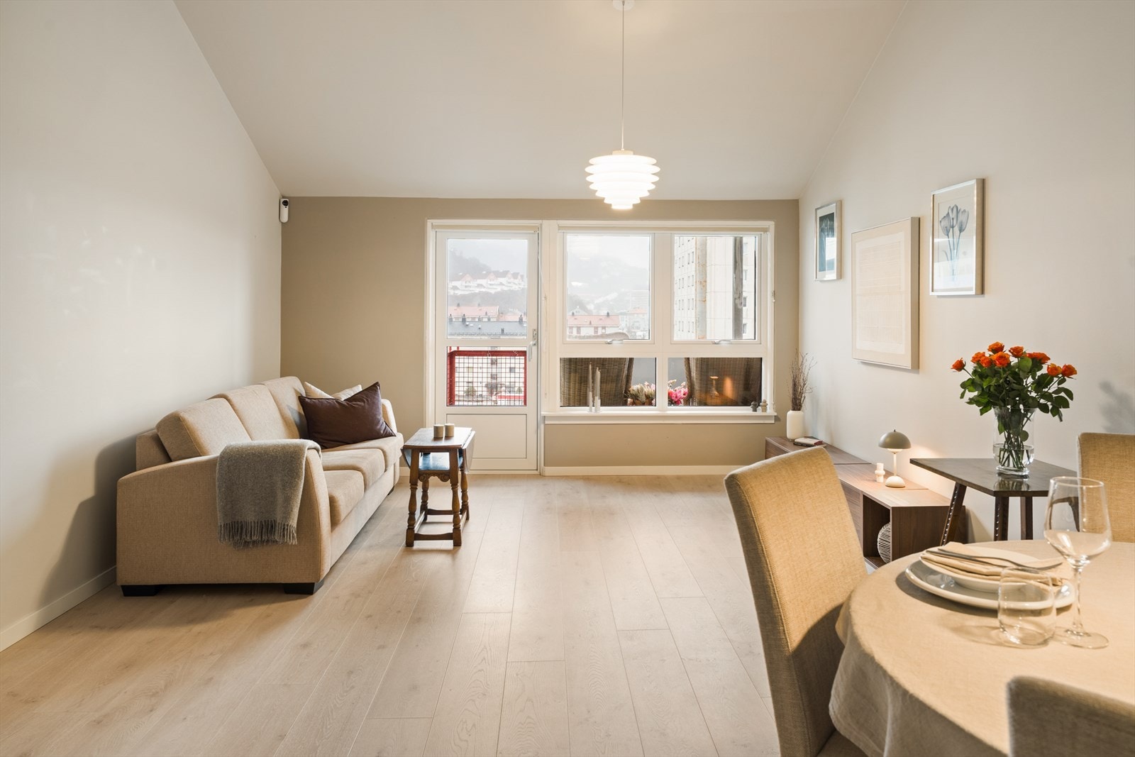 Direkte utgang til balkong og store vindusflater som slipper inn rikelig med lys. Galleribilde