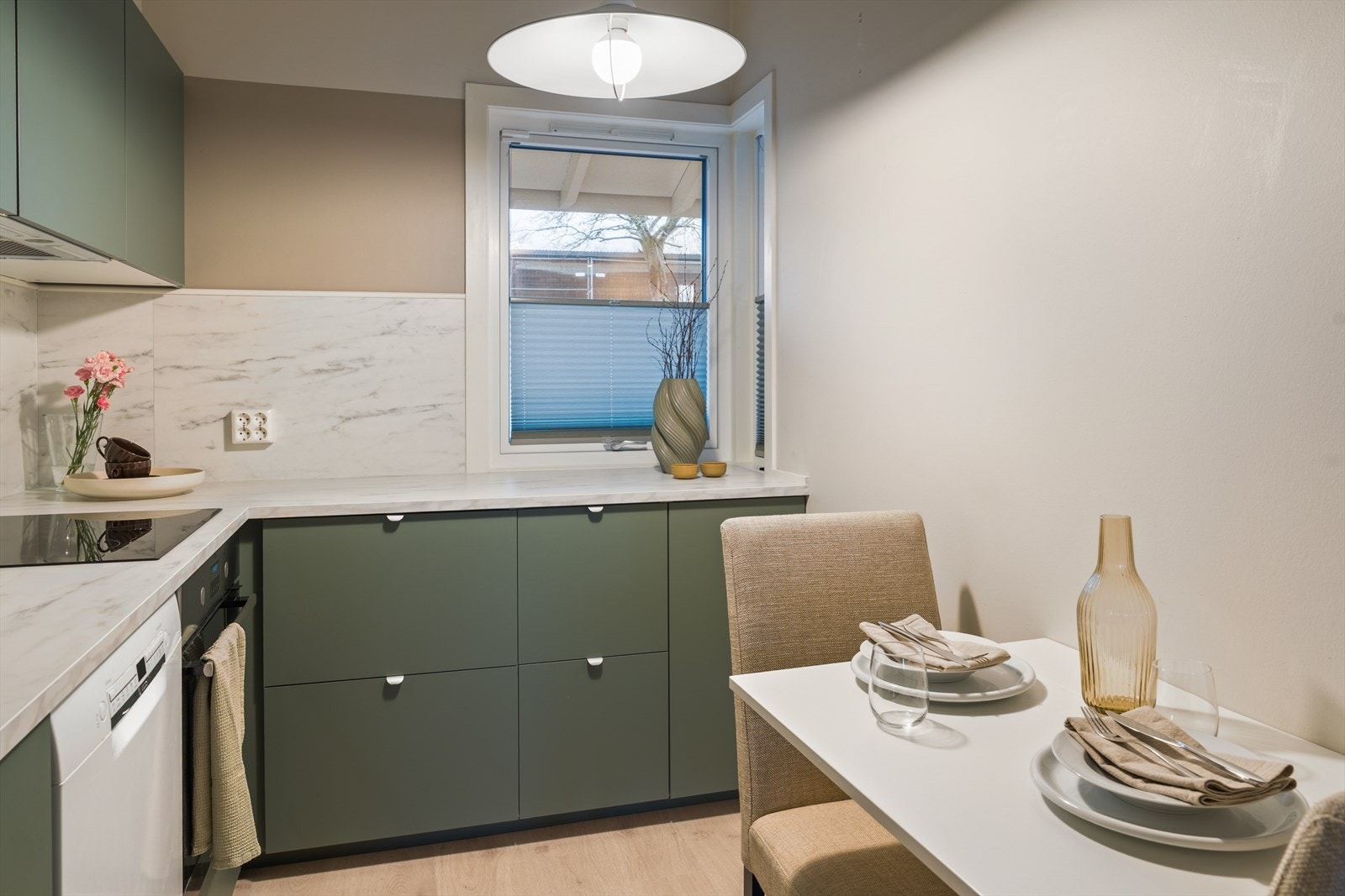 Store vindusflater sørger for naturlig lysinnslipp. Galleribilde