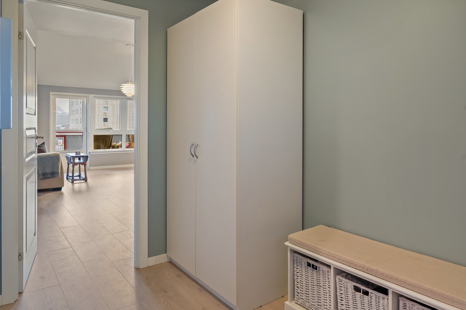 Fra gangen kommer vi inn i en lys og fin stue Galleribilde