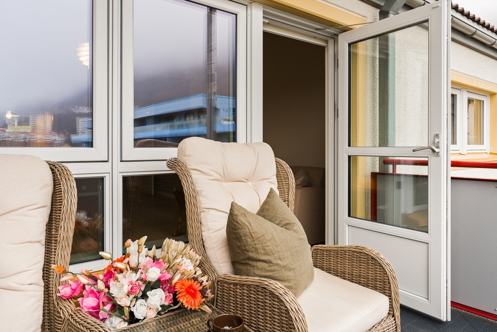 Her bor du med gode solforhold og kort vei til "alle" servicetilbud! Galleribilde