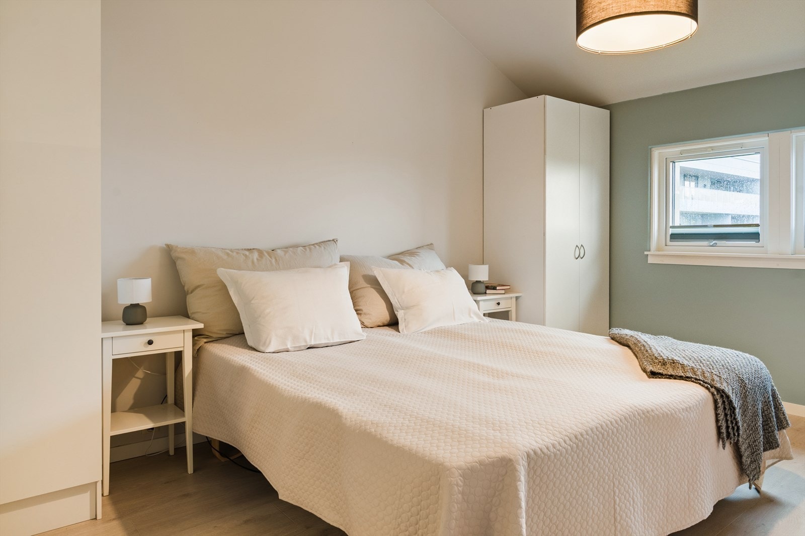 Plass til dobbeltseng og garderobe for oppbevaring Galleribilde