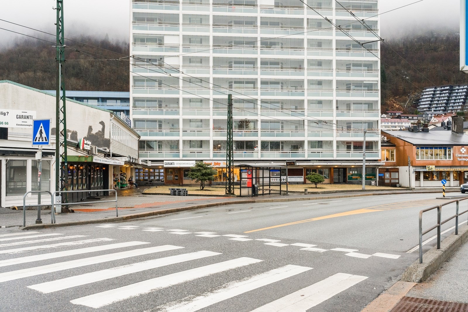 Fra Nattlandsveien går busslinje 5, 6 og 16E med hyppige avganger mot sentrum og Bergen sør Galleribilde