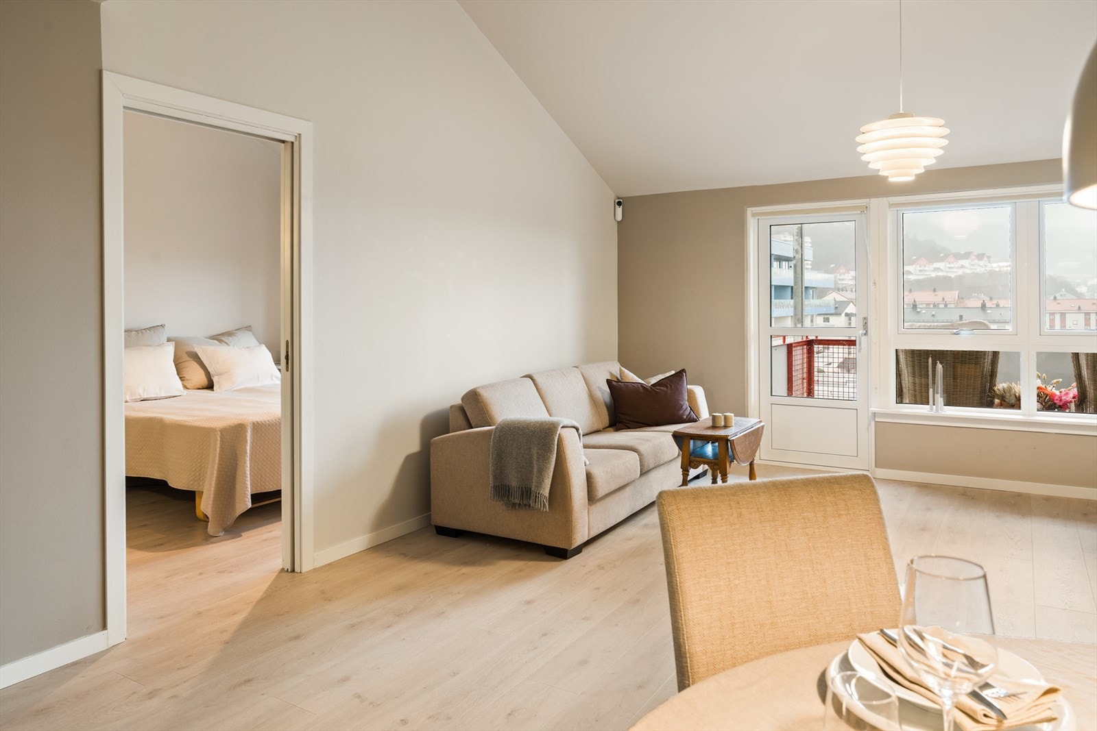 Generøs takhøyde, lyse overflater og rikelig med lysinnslipp. Galleribilde