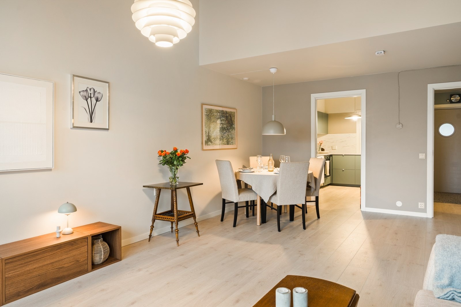 Vi beveger oss inn igjen. Legg merke til den gode takhøyden Galleribilde