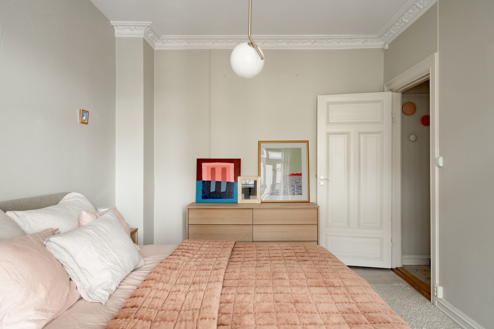 På hovedsoverommet er det fin plass til dobbeltseng med tilhørende nattbord samt garderobeløsning. Galleribilde