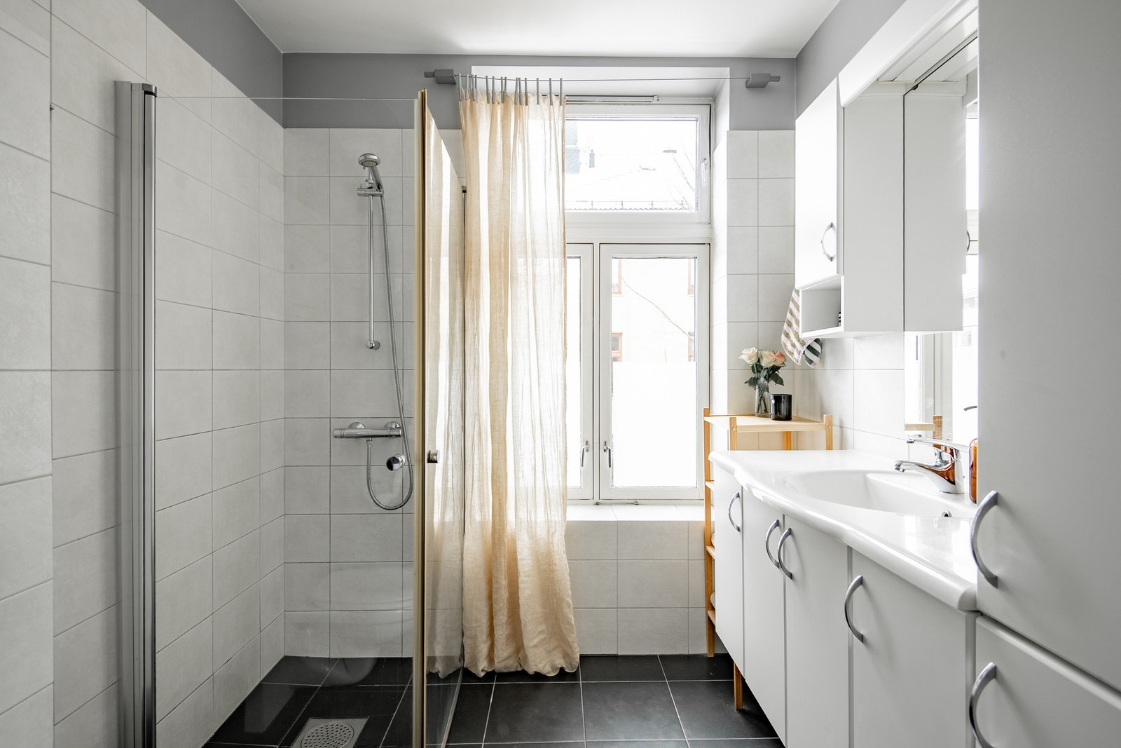 Badet, oppført i 2008, fremstår som tidløst og tiltalende med flislagte overflater og komfortabel gulvvarme. Galleribilde