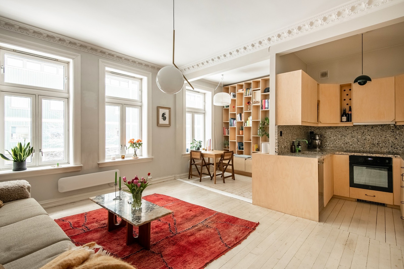 Oppholdsrommet utgjør boligens naturlige samlingspunkt og fremstår som et gjennomført og særpreget rom med tydelig arkitektonisk signatur. Galleribilde