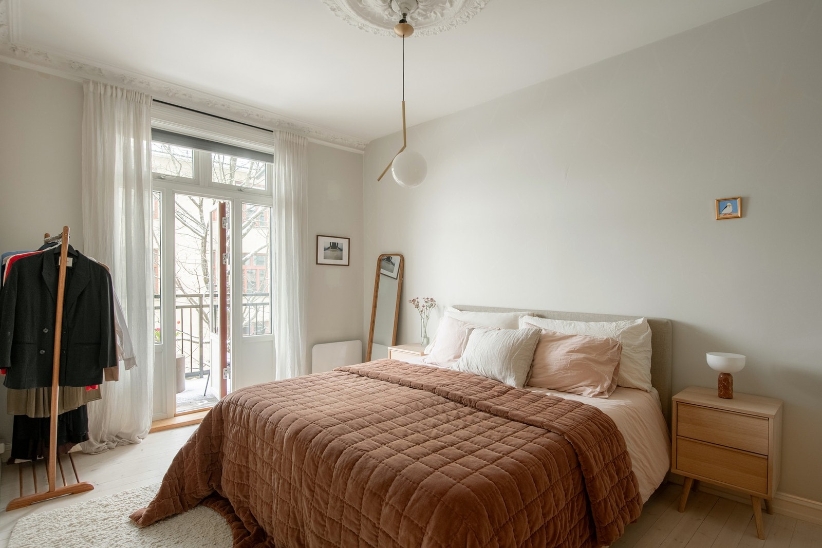 Boligen har to romslige og velformede soverom med gode innredningsmuligheter. Avbildet er hovedsoverommet. Galleribilde