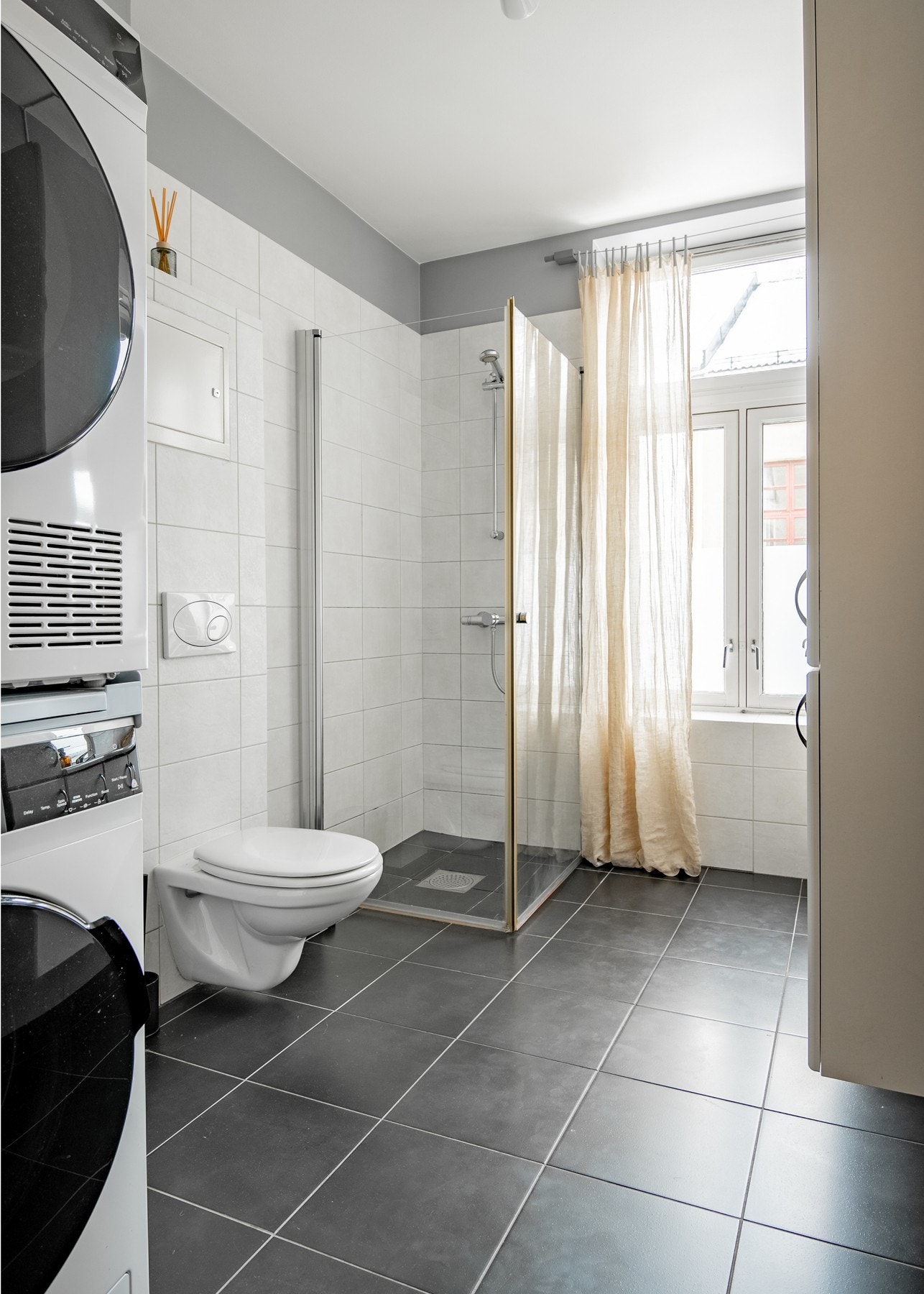 Baderommet har tilgang på dagslys, noe som bidrar til en lys og behagelig atmosfære. Galleribilde