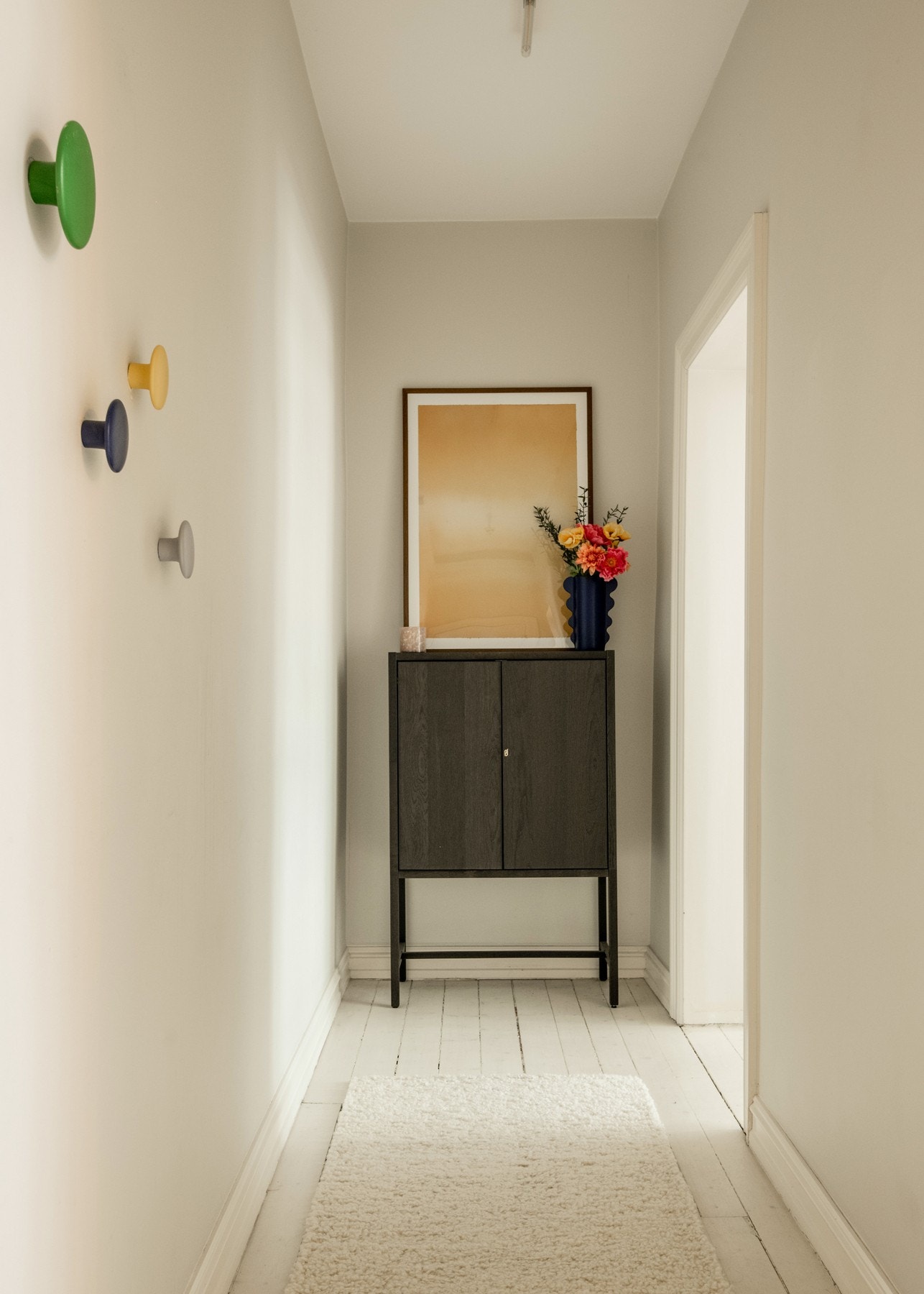 Entréen fremstår lys og luftig, med gjennomgående tregulv og lyse, malte overflater som skaper en harmonisk ramme. Galleribilde