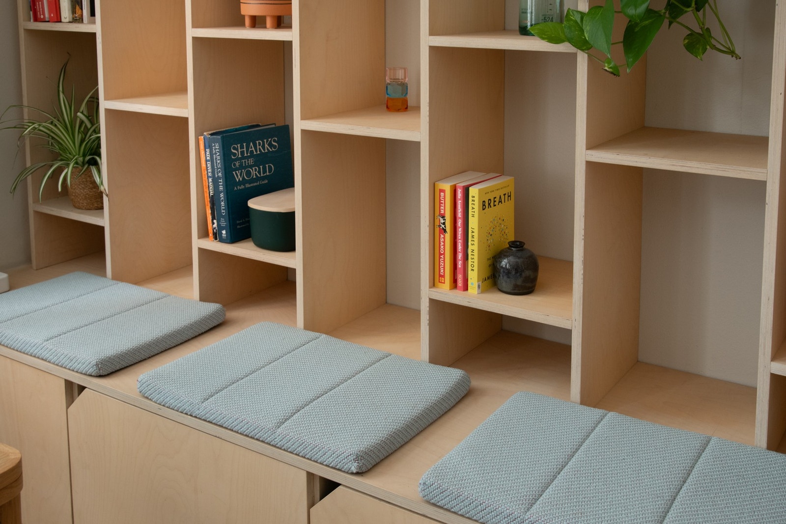 Løsningen gir rikelig med plass til bøker og dekorative elementer, samtidig som den understreker boligens unike karakter. Galleribilde