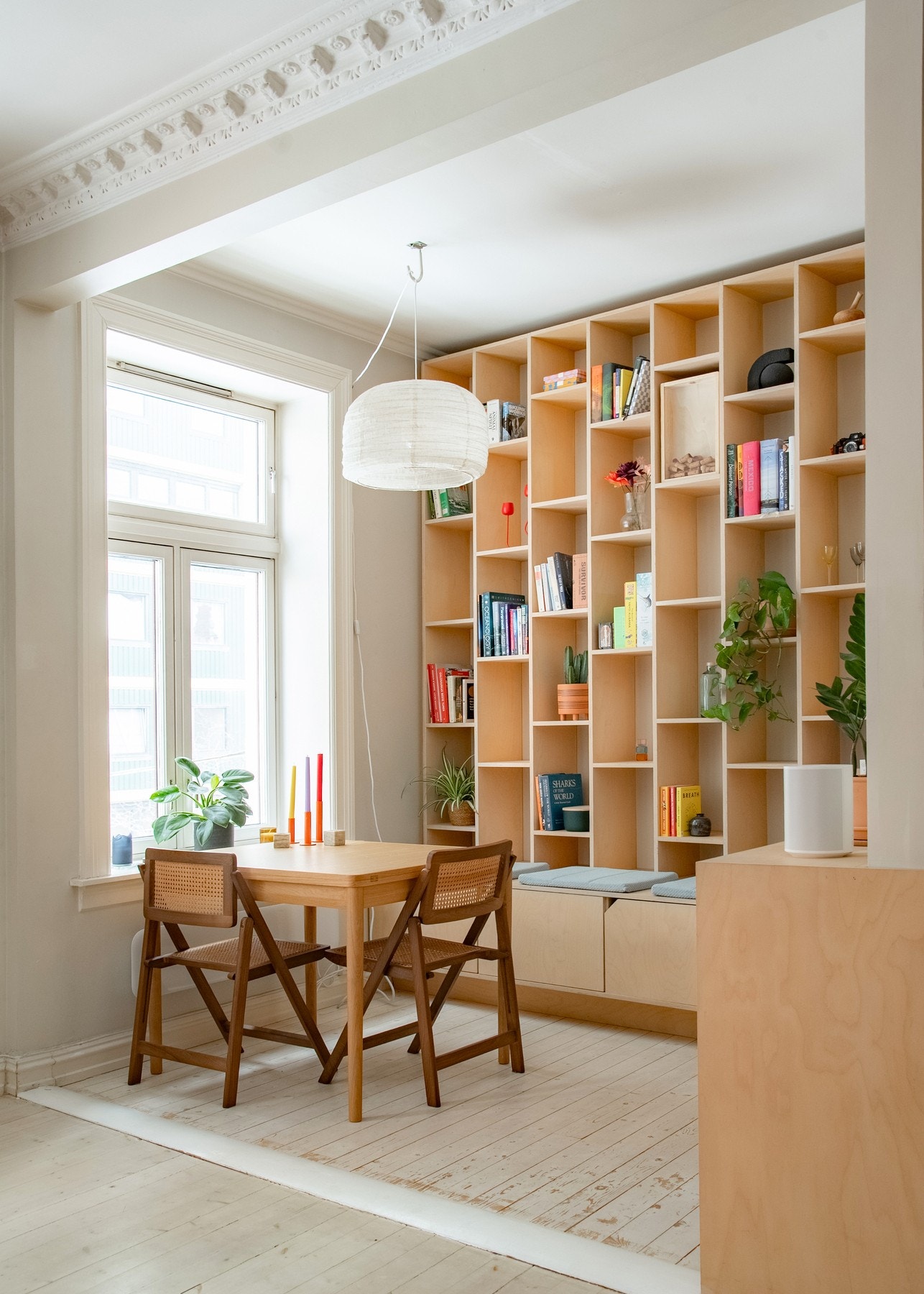 Samspillet mellom gjennomtenkte arkitektoniske løsninger og klassiske originalelementer som stukkatur, takrosetter og tregulv tilfører boligen en særegen karakter og en tidløs eleganse. Galleribilde