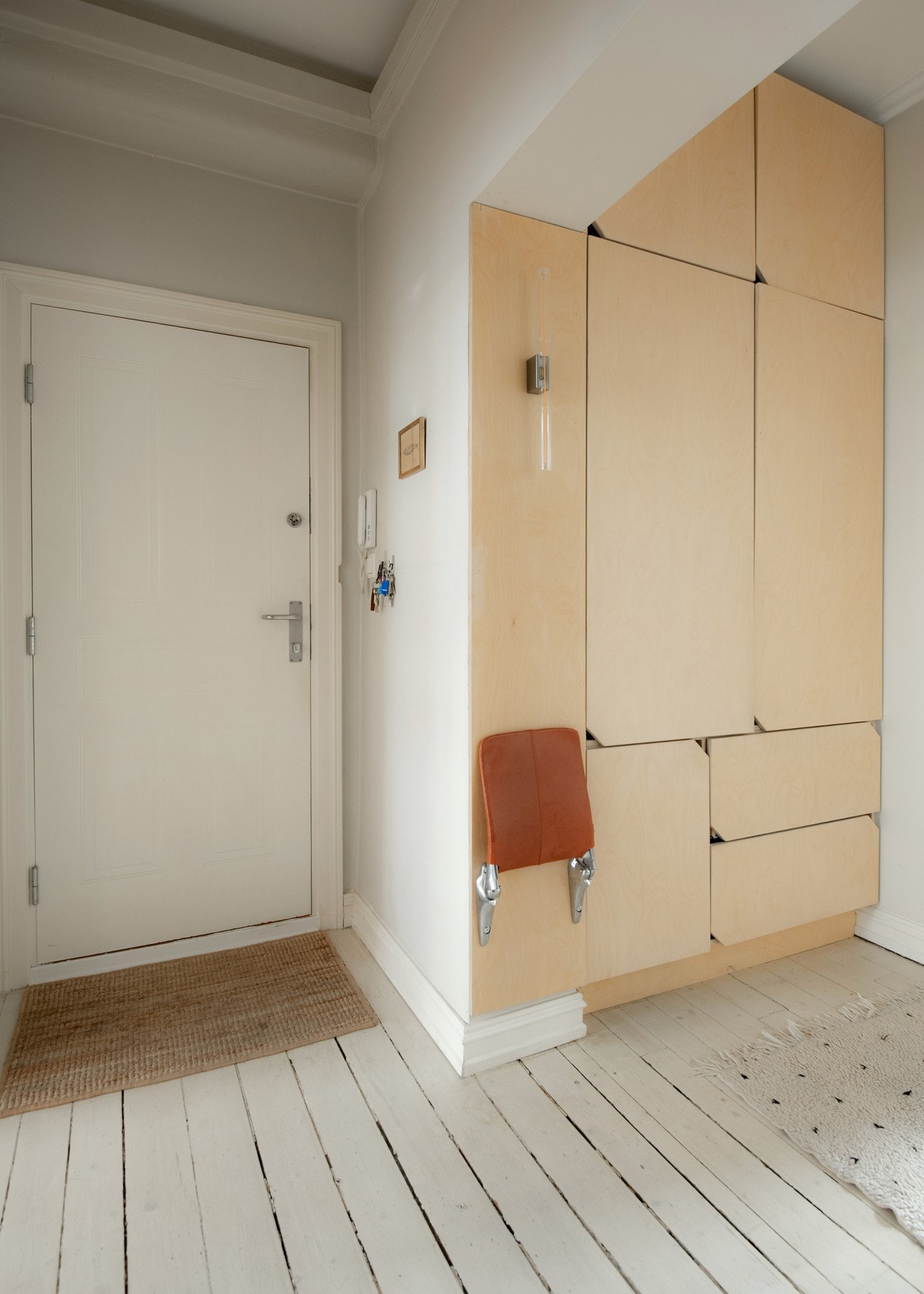 Et spesialtilpasset garderobeskap i bjørkefinér på rikelig med oppbevaringsplass. Galleribilde