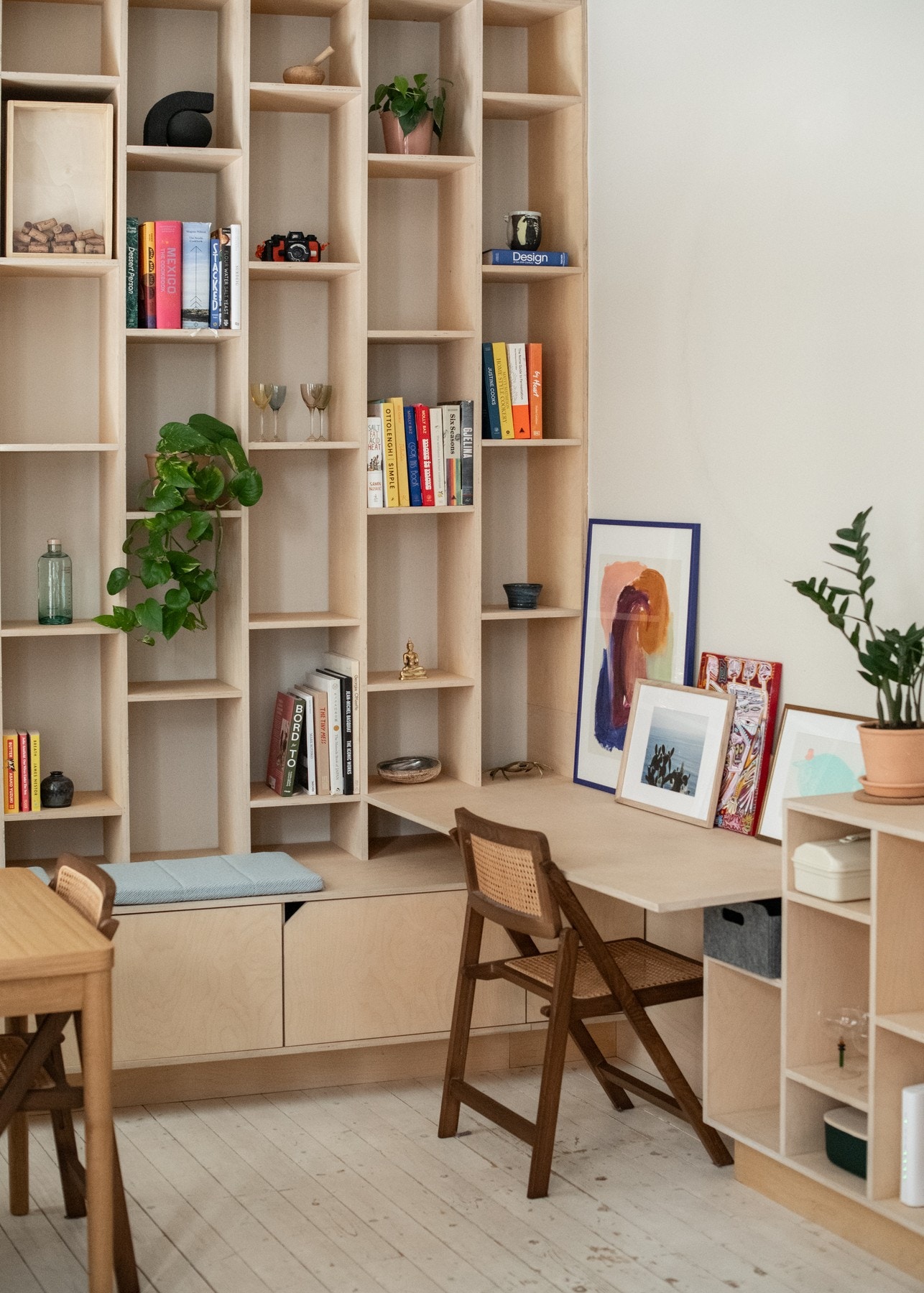 Integrert arbeidsplass og sittebenk tilfører rommet både funksjonalitet og et sofistikert uttrykk. Galleribilde