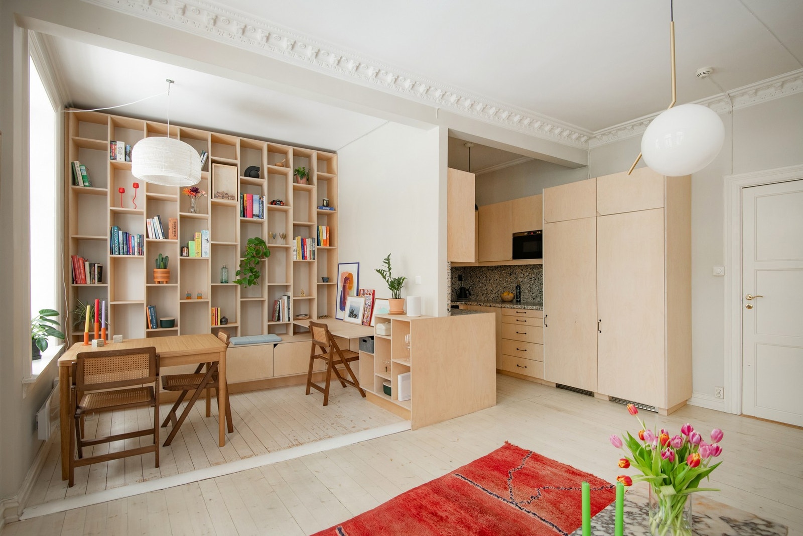 Kjøkkenet er plassert i en delvis åpen løsning mot stuen og oppleves som både funksjonelt og gjennomført i sitt uttrykk. Galleribilde