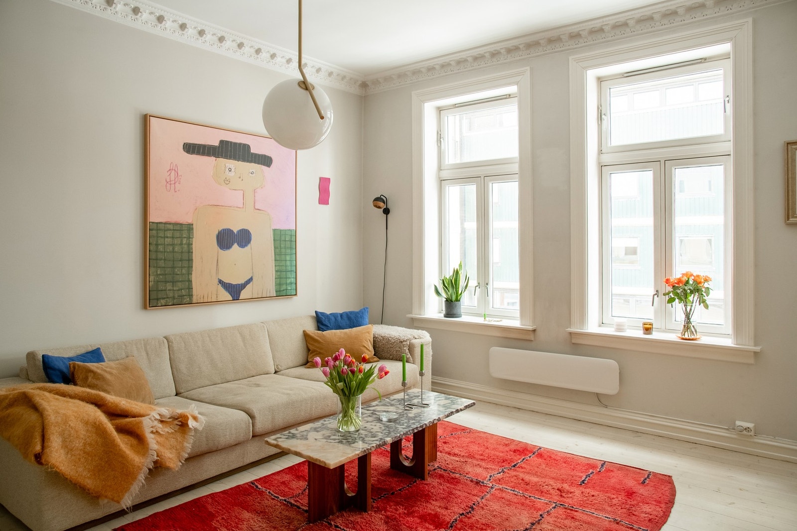 Her får du en gjennomført, klassisk og sjarmerende 3-roms med arkitekttegnede, plassbygde løsninger. Galleribilde