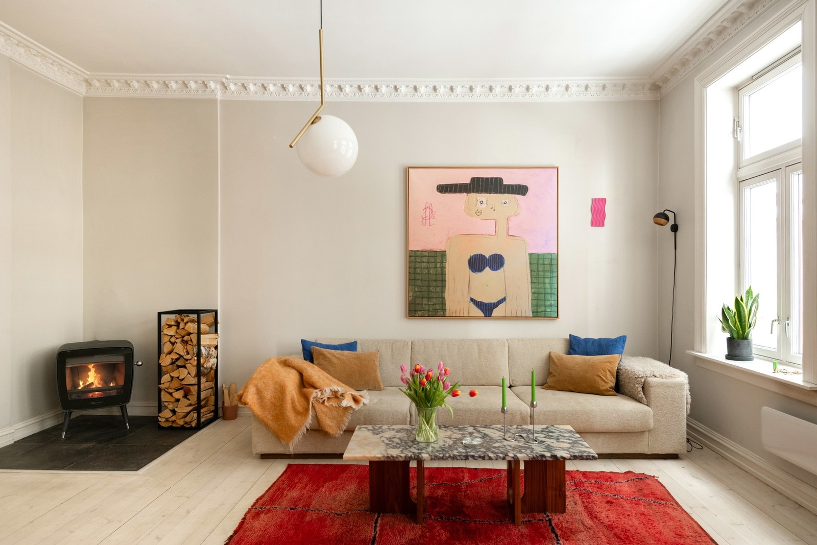 Stuen har god plass til romslig sofaseksjon, medieløsning og spiseplass, og er tilrettelagt for både hverdagsliv og sosiale sammenkomster. Galleribilde