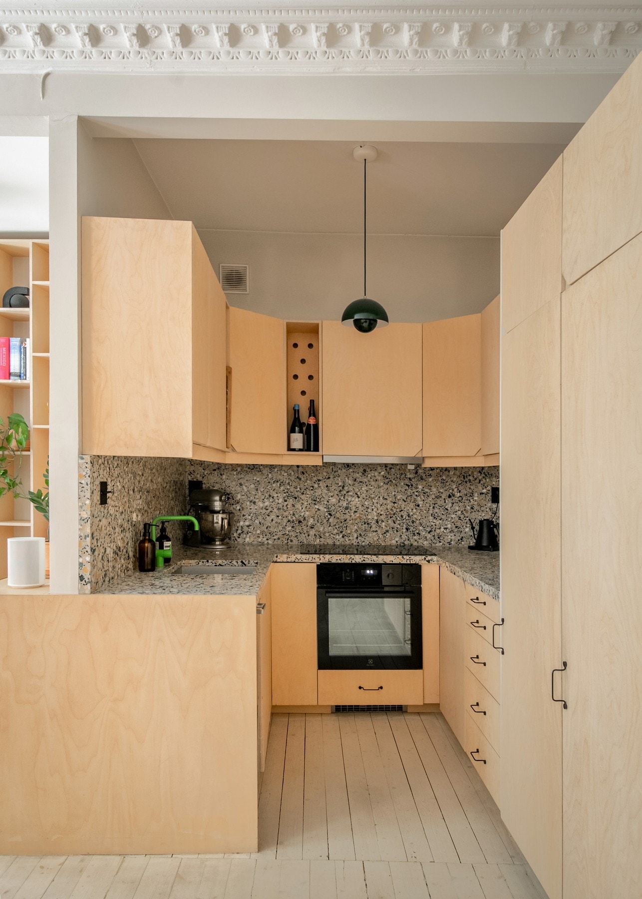 Kjøkkenet er fullt utstyrt med integrerte hvitevarer, herunder induksjonstopp, stekeovn, separat kjøl og frys, mikrobølgeovn samt oppvaskmaskin (2025). Galleribilde