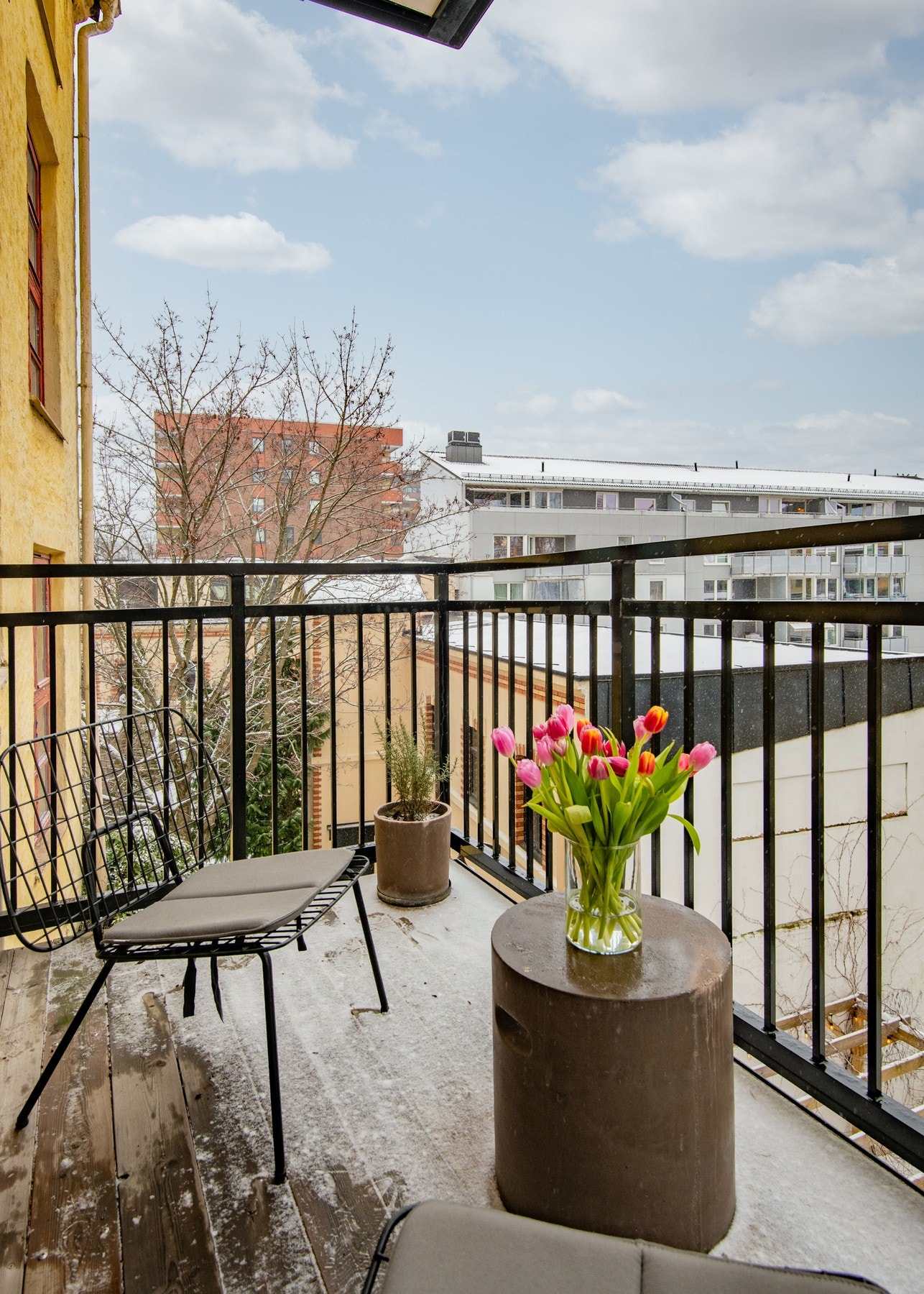 På balkongen er det plass til en mindre sittegruppe, og beliggenheten gir gode solforhold fra tidlig formiddag og utover dagen. Galleribilde