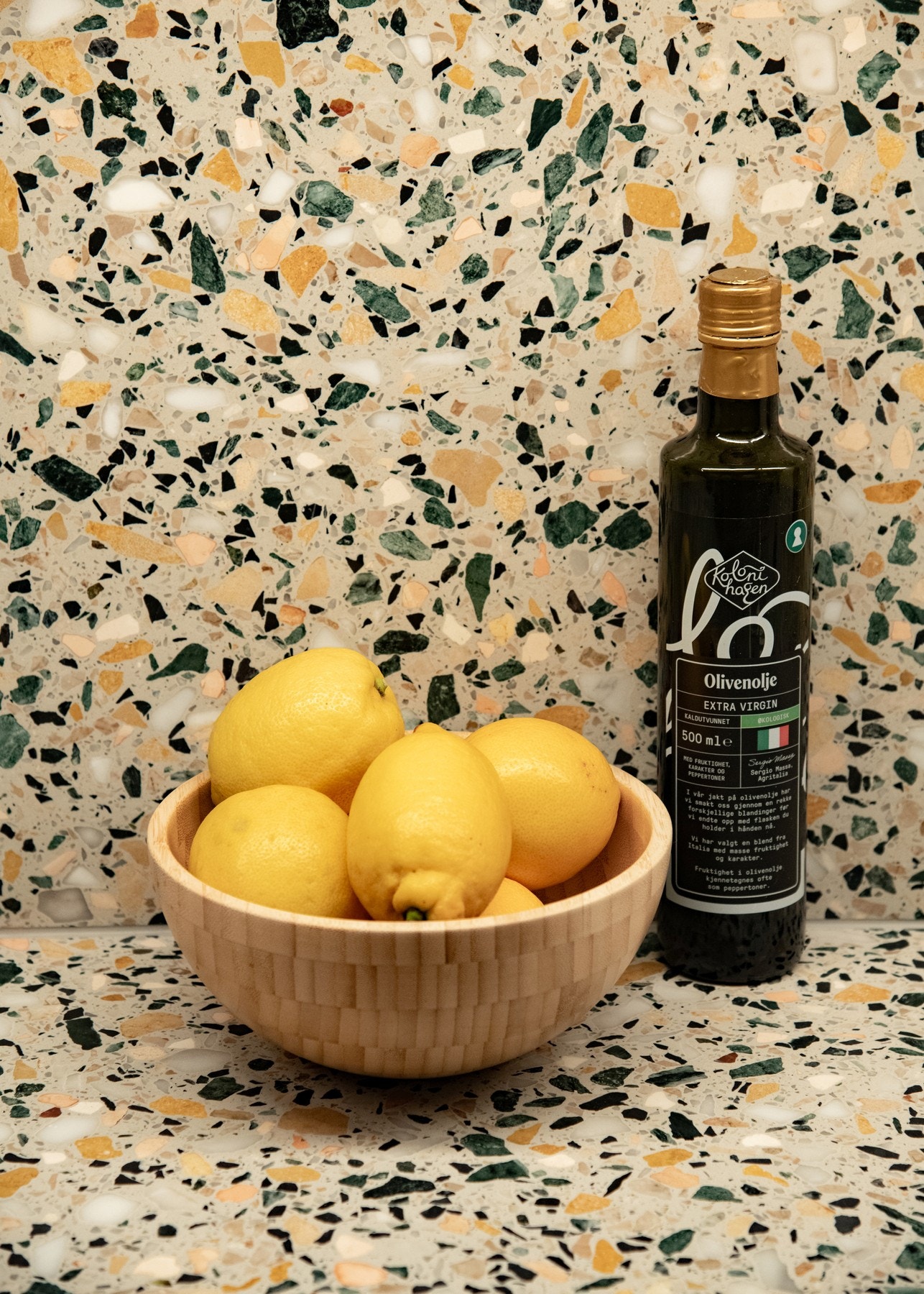 Spesialbygd benkeplate og backsplash i Terrazzo stein fra Herrljunga XQ (modell HT Simone). Galleribilde