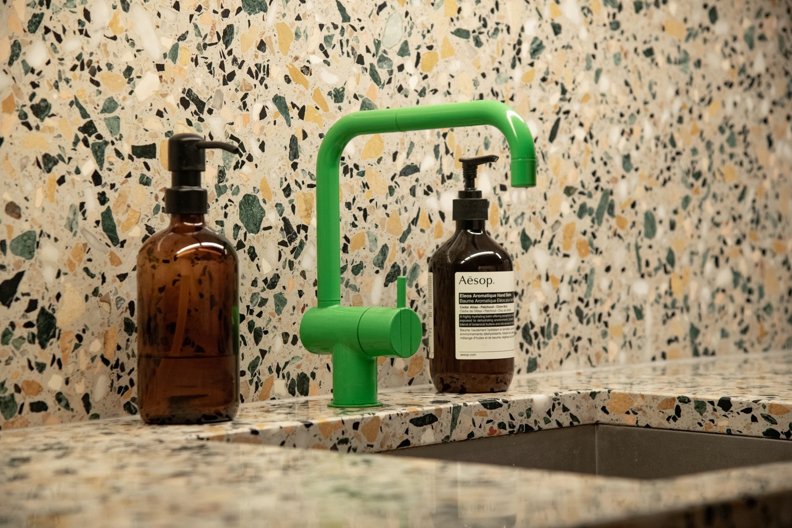 Arbeidsflaten er utstyrt med underlimt vask i rustfritt stål fra BLANCO (2019) og armatur fra VOLA (2019), som sammen gir et stilrent preg. Galleribilde