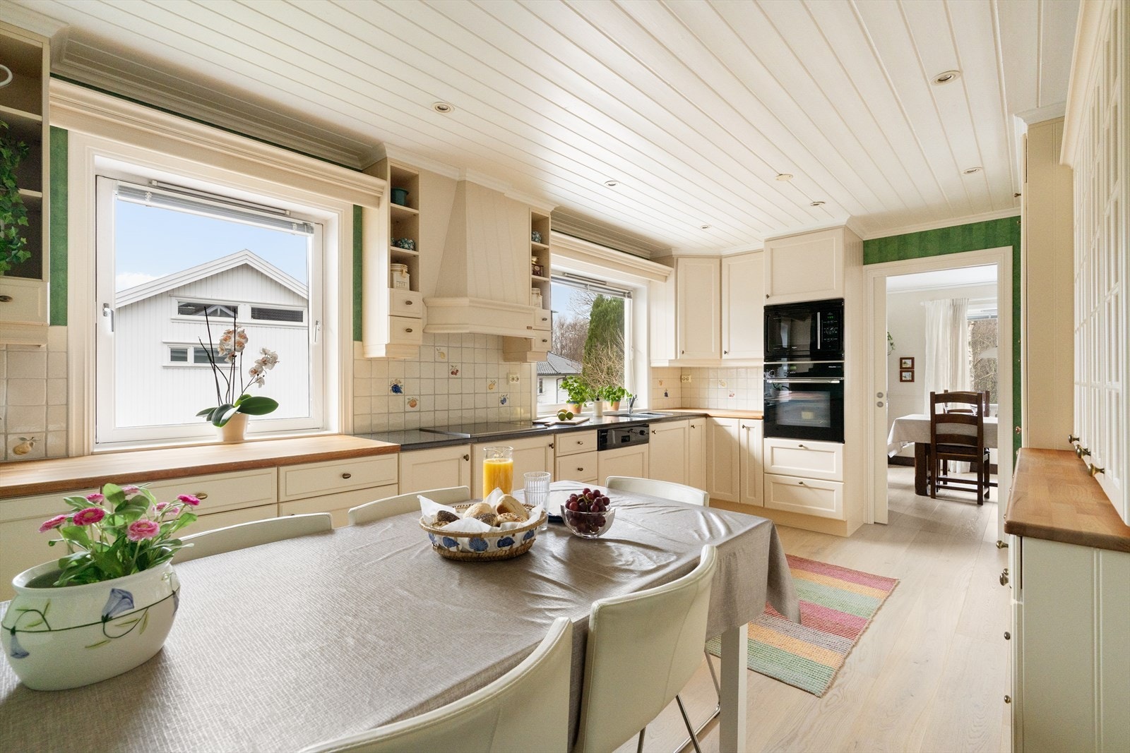 Stort kjøkken med hvit, profilert innredning Galleribilde