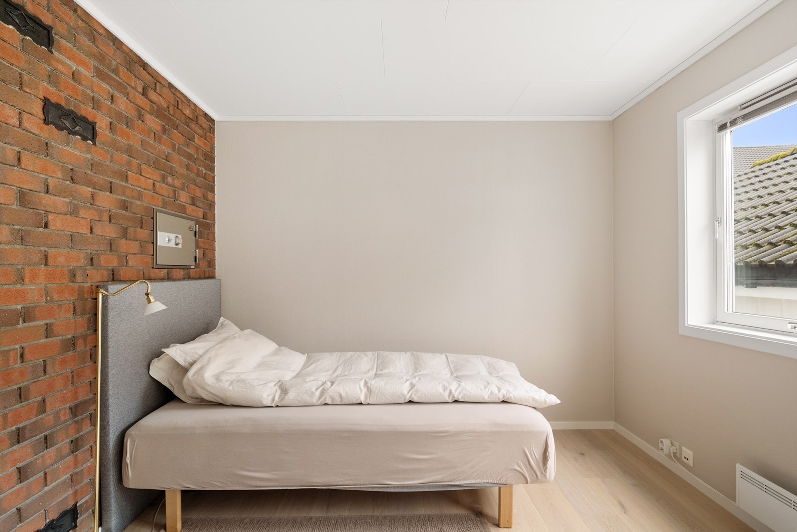 Soverom med fin vegg med teglstein Galleribilde