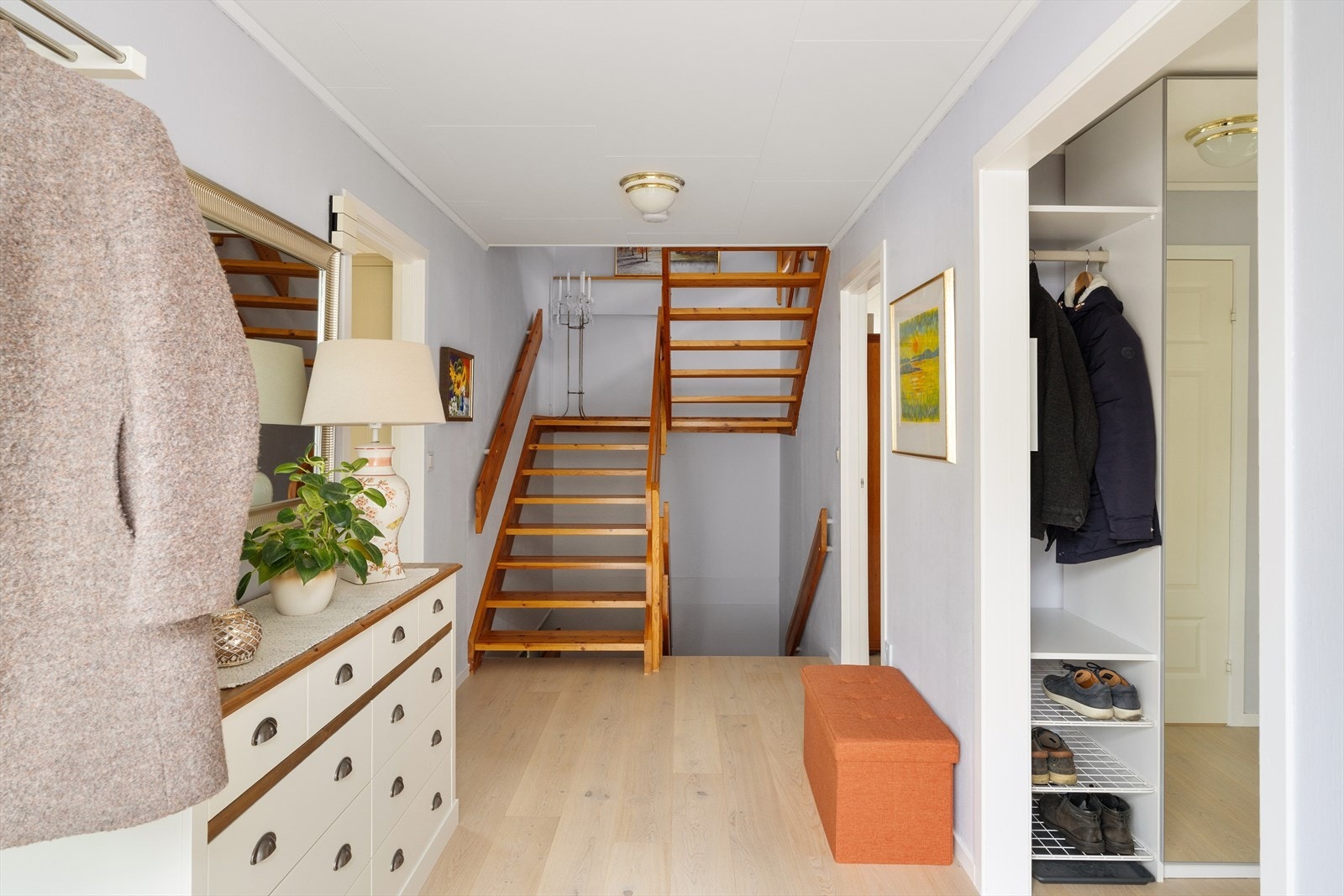 Entré/hall med garderobeplass og gjestetoalett Galleribilde