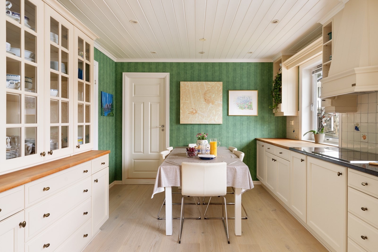 Plass til spisebord på kjøkkenet Galleribilde