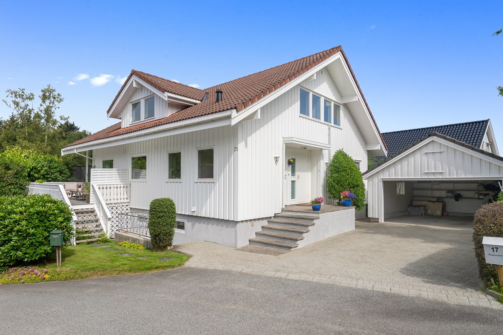 Stort og fint gårdsrom med dobbel garasje Galleribilde