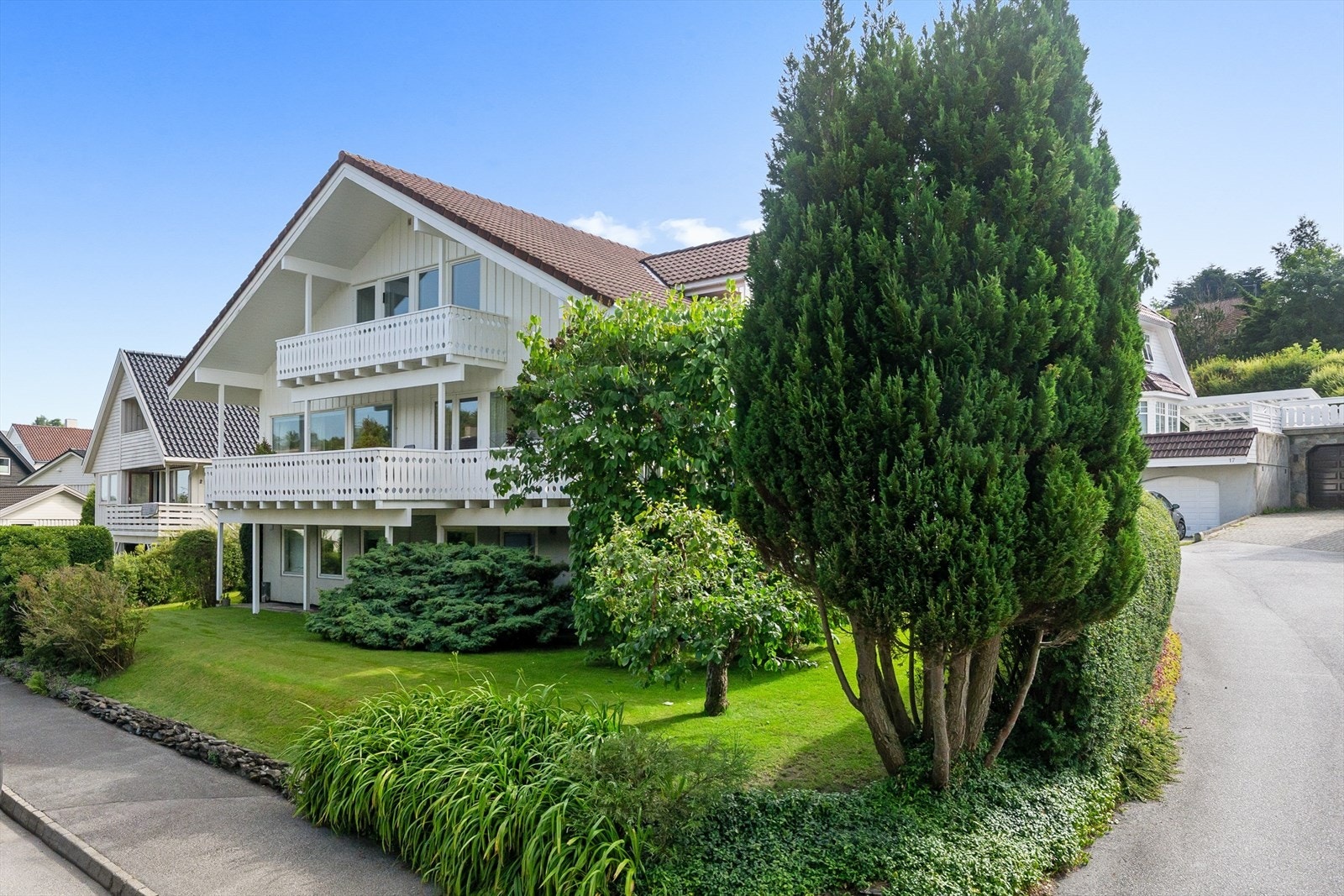 Opparbeidet og beplantet tomt. Galleribilde