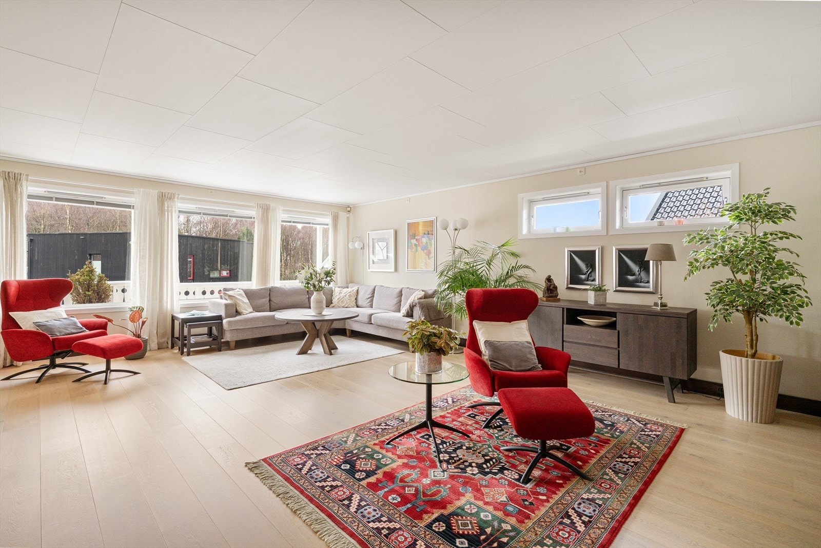 Lys og romslig stue og spisestue med gode vindusflater Galleribilde