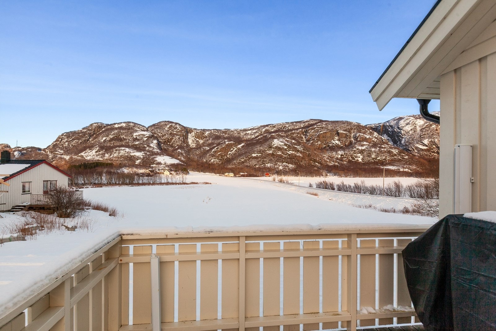 Fra balkongene nyter man flott utsikt utover Roan. Galleribilde