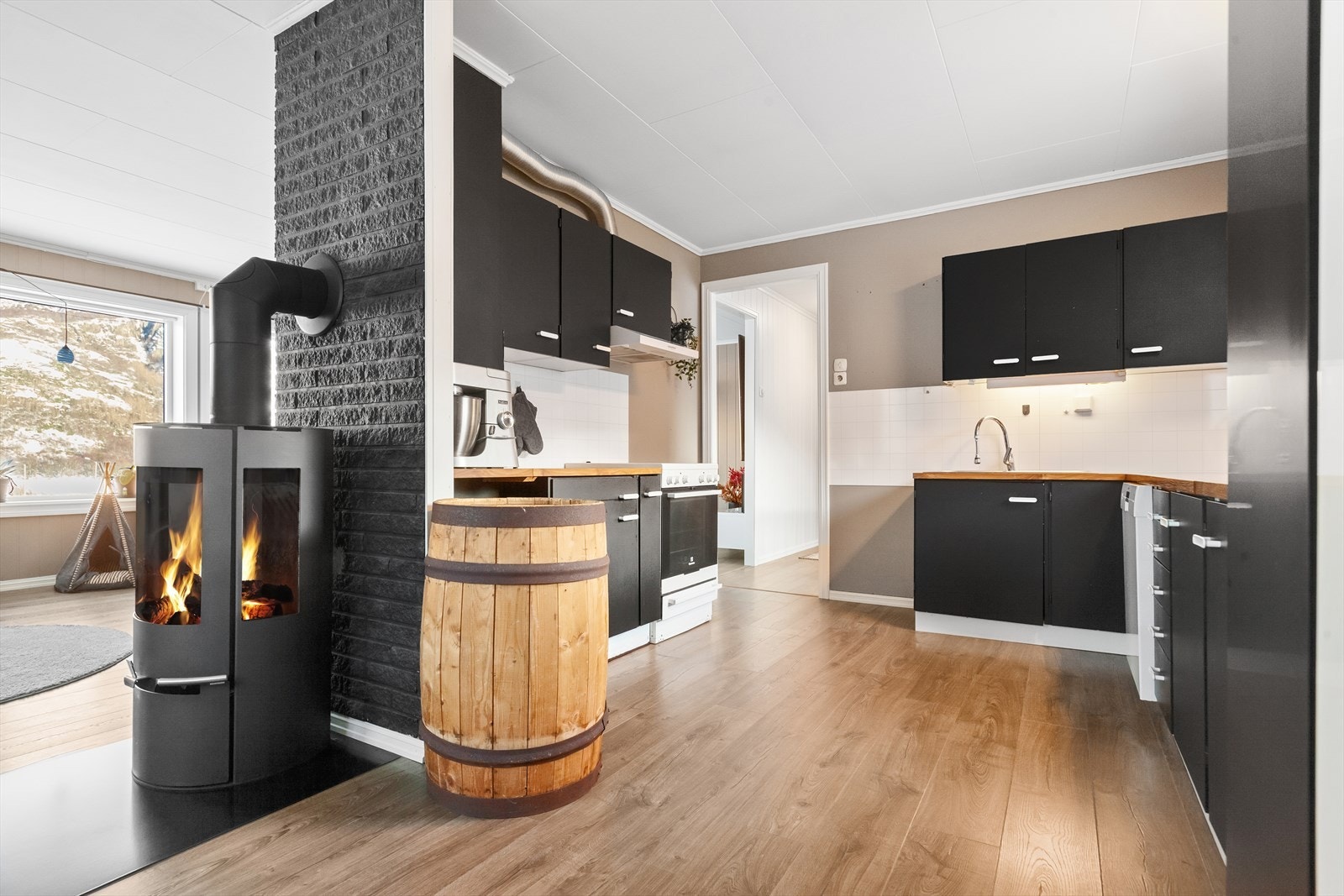 Stor åpen stue-/kjøkkenløsning på ca. 51 kvm. Galleribilde